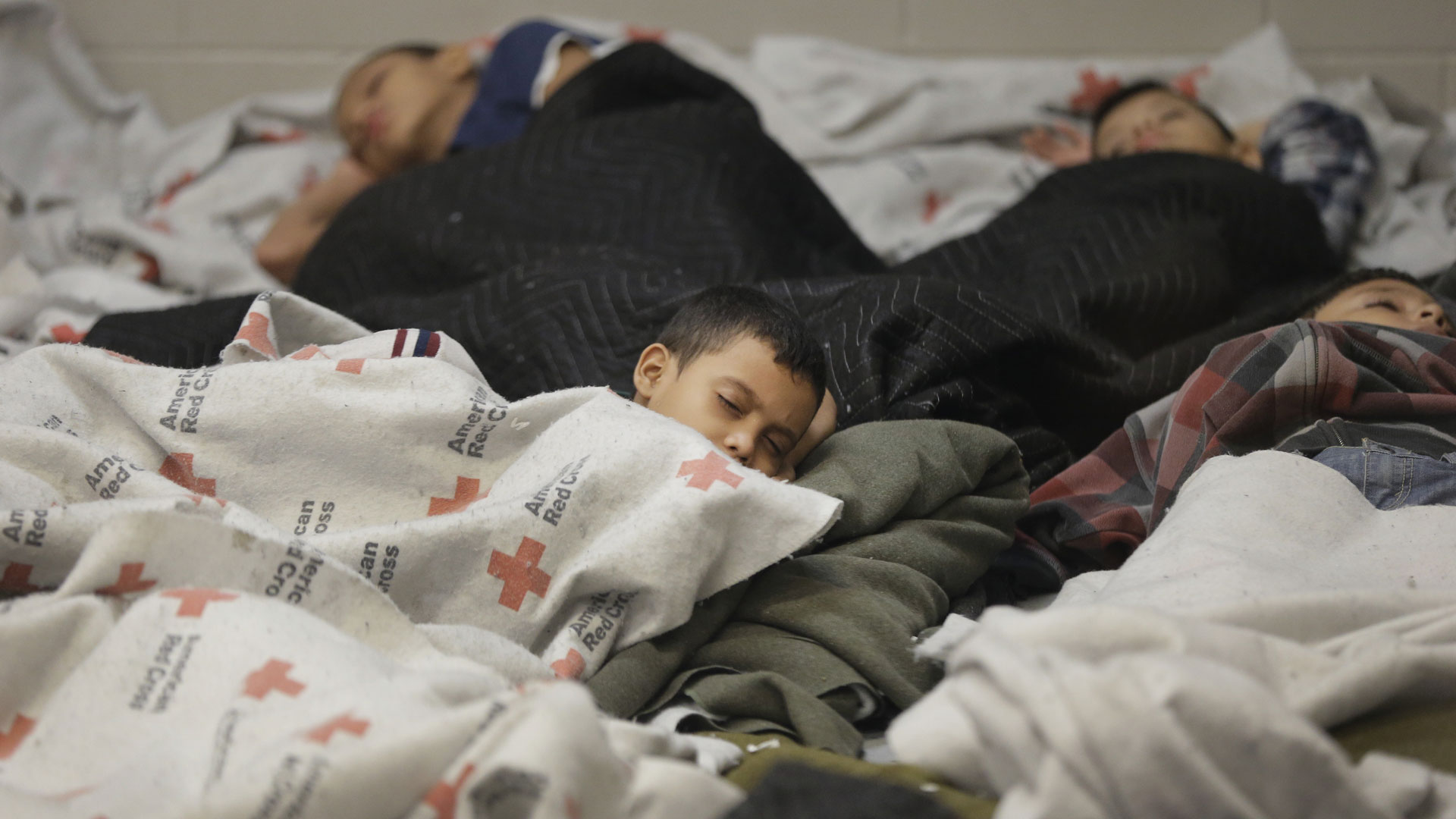 Niños duermen en un albergue de Nogales, Arizona, durante la crisis migratoria de 2014 (Foto: AP)