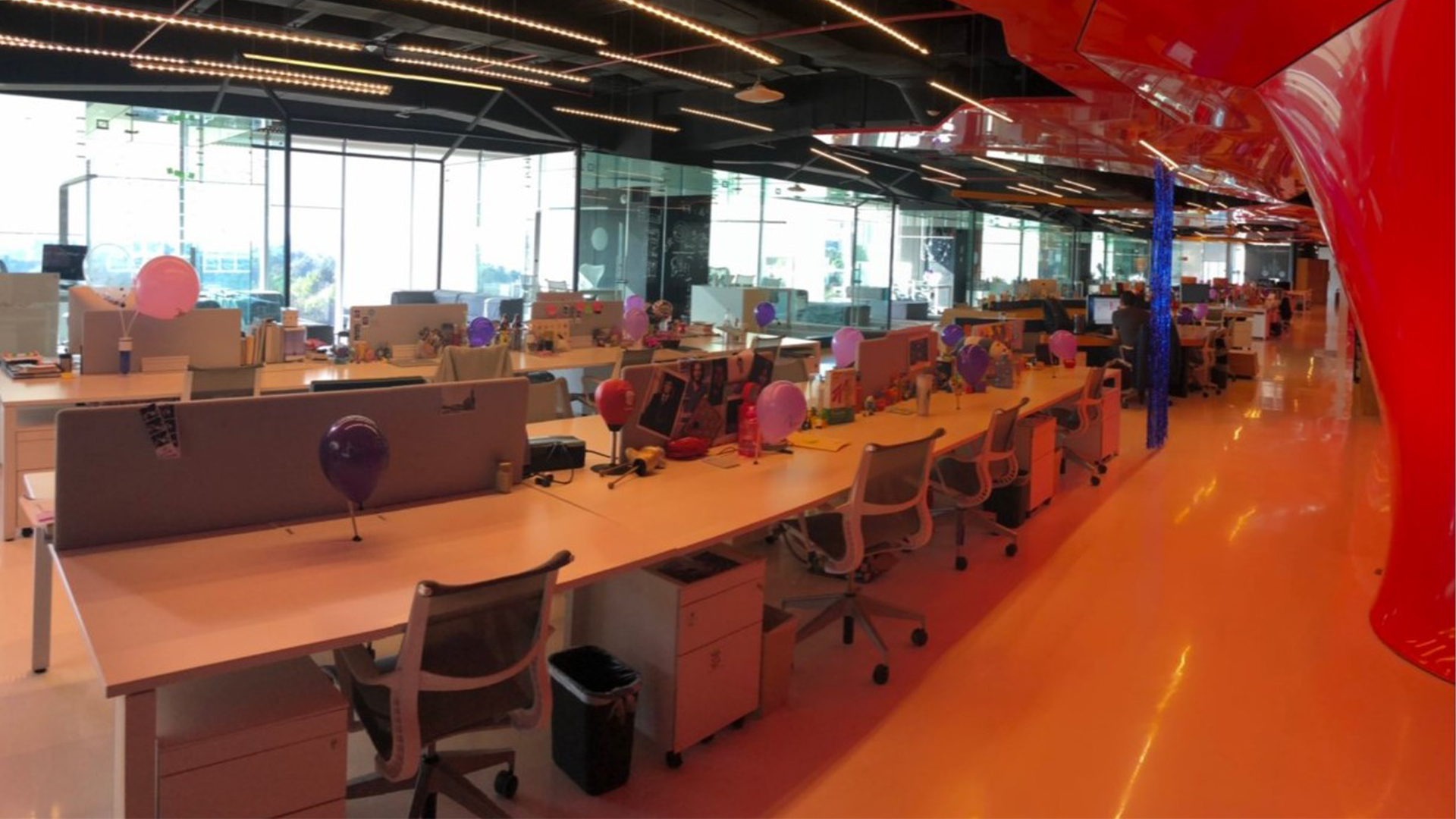 En esta oficina las mujeres representan el 90% de la fuerza laboral (Foto: Twitter@netohz)