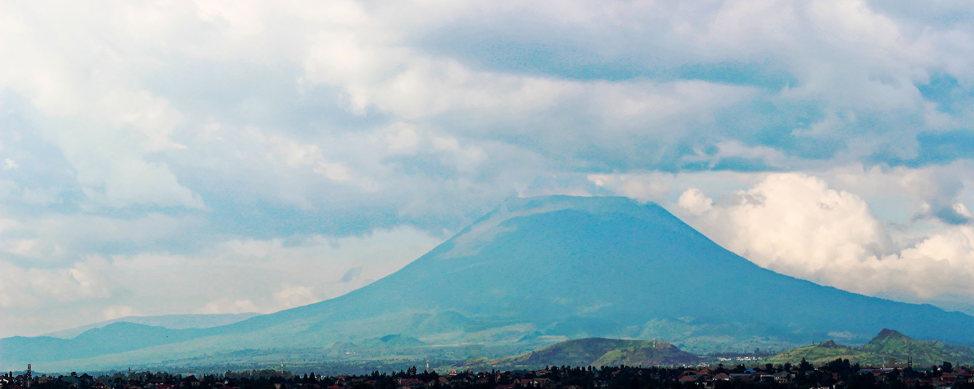 NYIRAGONGO - CONGO: Uno de los volcanes más activos en la actualidad. Durante 1977 causó varias decenas de muertos al entrar en erupción, de manera sorpresiva