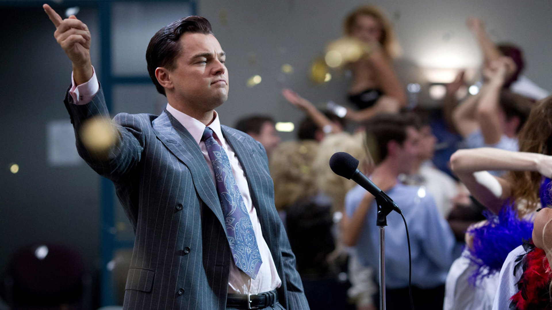 Leonardo DiCaprio interpretando a Jordan Belfort en