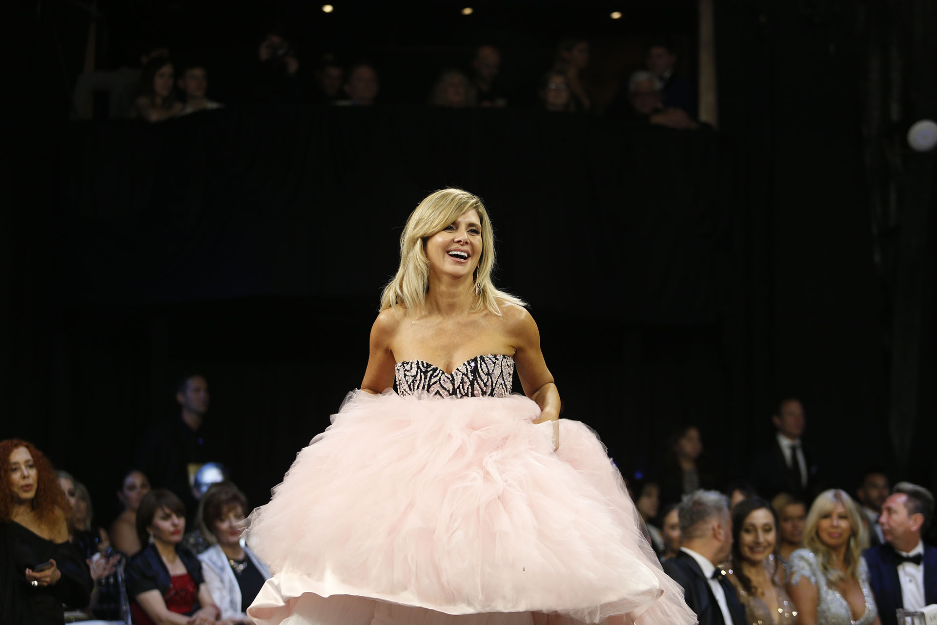 Débora Plager, con un vestido muy princesa, ganó el Martín Fierro como Mejor panleista femenina por Involucrados, América