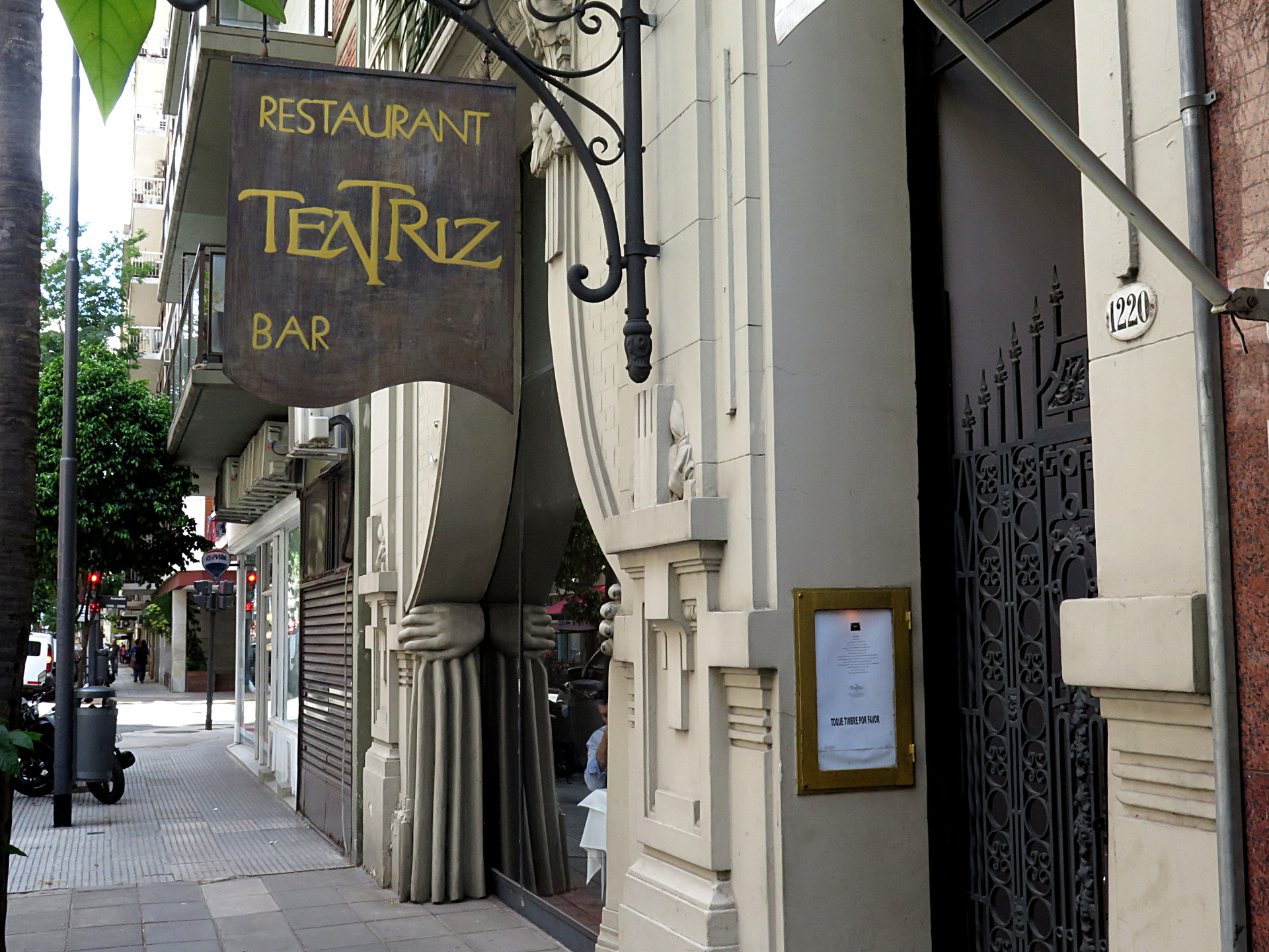 Conoció personalmente al ex presidente Néstor Kirchner en 1998, cuando era gobernador de Santa Cruz, en una cena en el restaurante Teatriz, en el barrio porteño de Recoleta. Hay muchas versiones sobre ese primer encuentro, entre ellas, que quien lo llevó a hablar con Kirchner fue su esposa, Cristina Fernández de Kirchner.