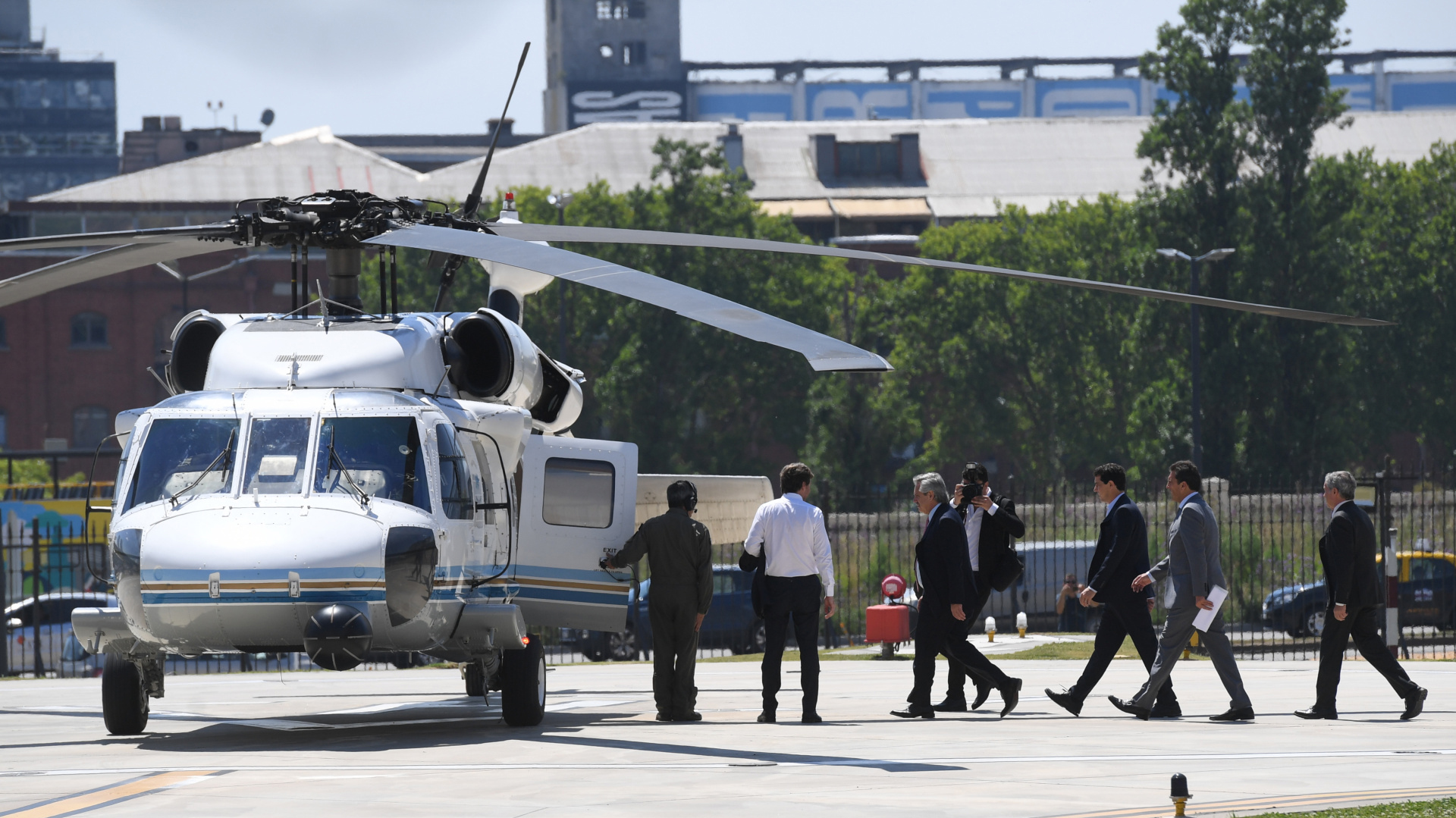 Alberto Fernández antes de subir al helicóptero presidencial que lo llevó hasta La Plata (foto: Maximiliano Luna)
