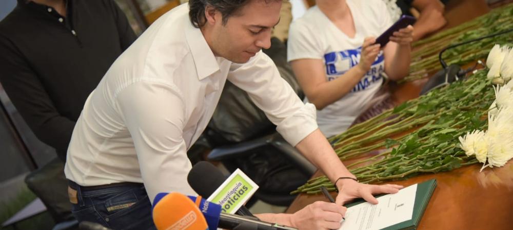 Daniel Quintero, alcalde de Medellín, firmando el convenio para prohibir las corridas de toros en la ciudad.