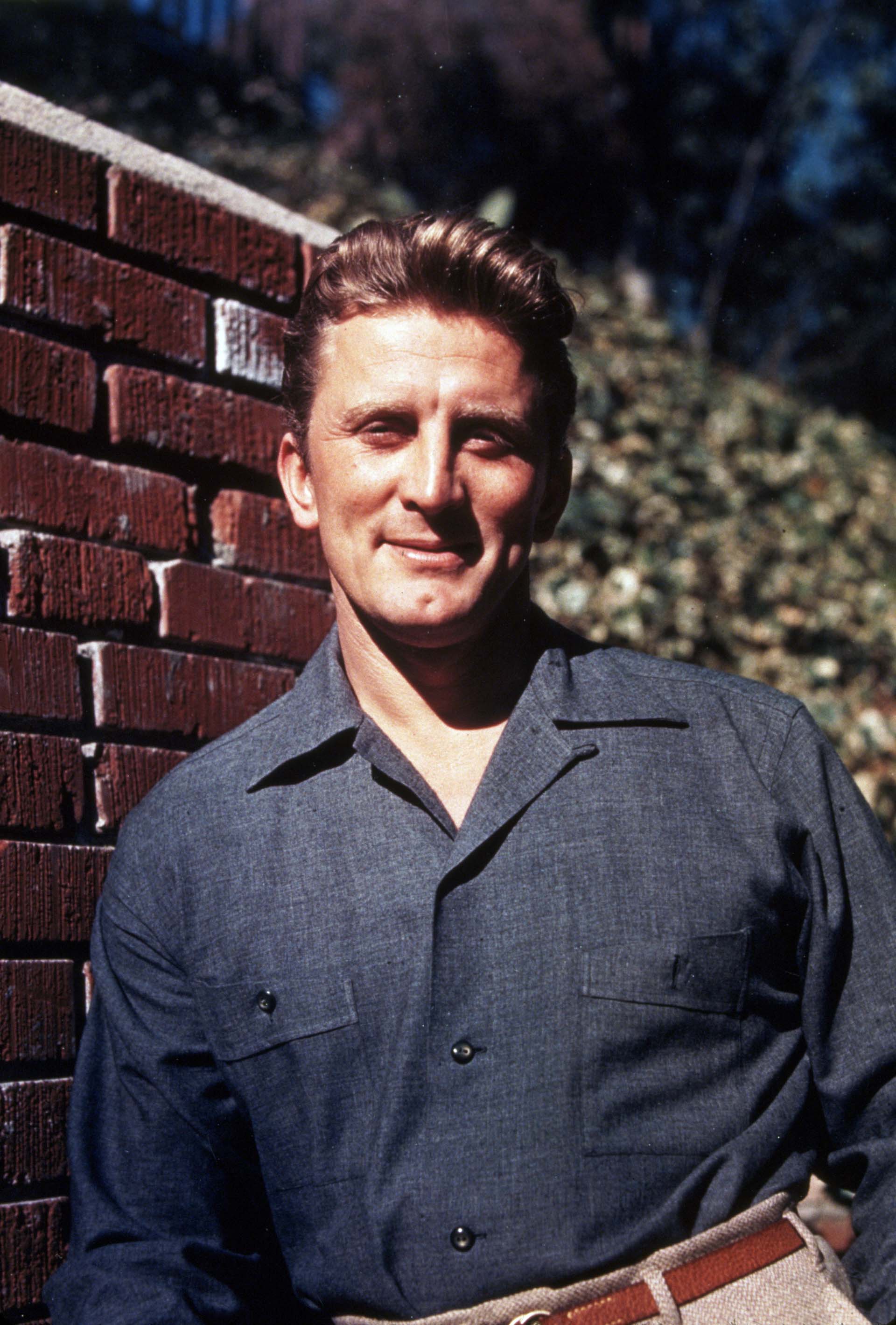 Kirk Douglas empezó su carrera en Broadway, pero tuvo que suspender su pasión, ya que fue convocado por el ejército estadounidense para unirse a las fuerzas armadas durante la Segunda Guerra Mundial