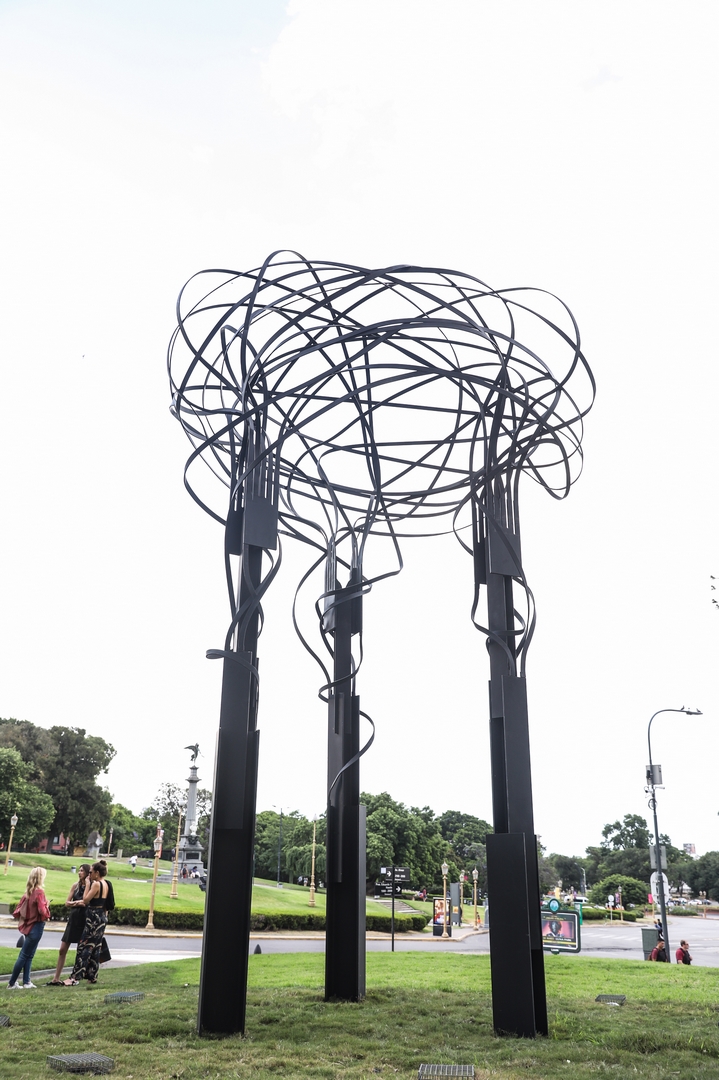 En este gesto artístico, se traza un diálogo con otras ciudades unidas por el arte urbano, y con la elección del artista franco-argentino, retoma el diálogo constante entre Buenos Aires y la ciudad de la luz, que se refleja desde la fundación de la ciudad en sus espacios públicos: el diseño y las obras de arte que nos interpelan en cada rincón entre las calles, boulevares, plazas y parques