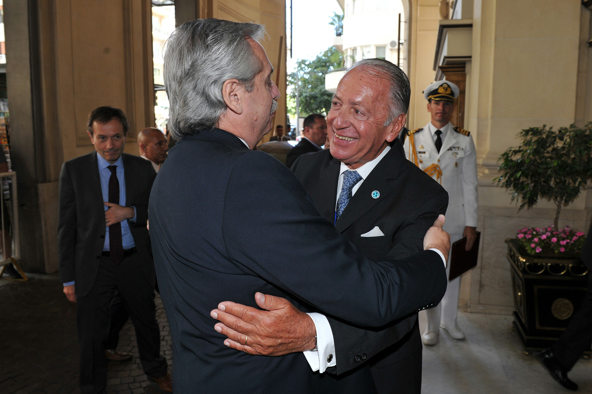 El secretario de Asuntos Estratégicos de la Presidencia, Gustavo Beliz, observa el saludo entre Alberto Fernández y Daniel Funes de Rioja