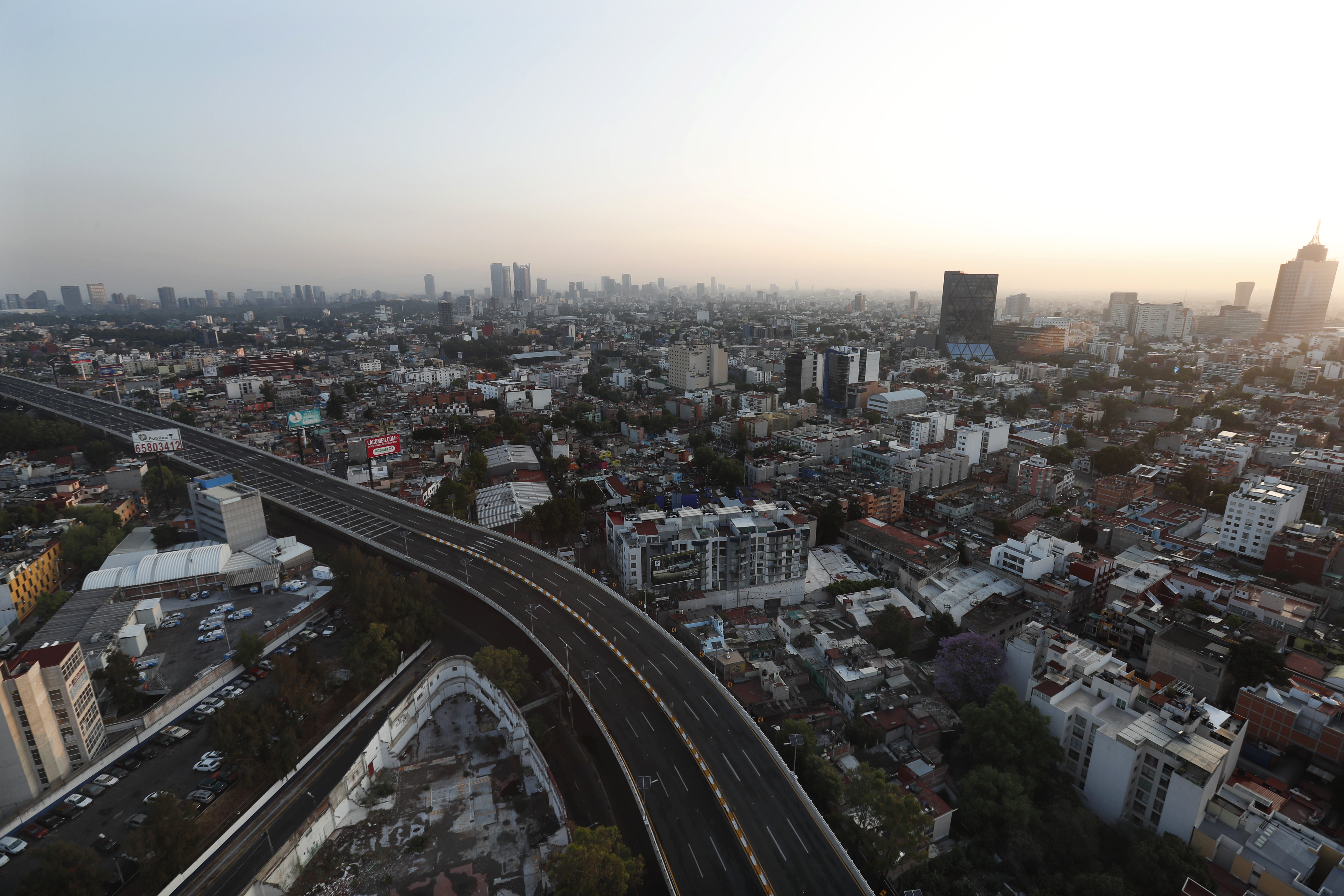 Una carretera principal sin tráfico en la Ciudad de México, el domingo 22 de marzo de 2020.