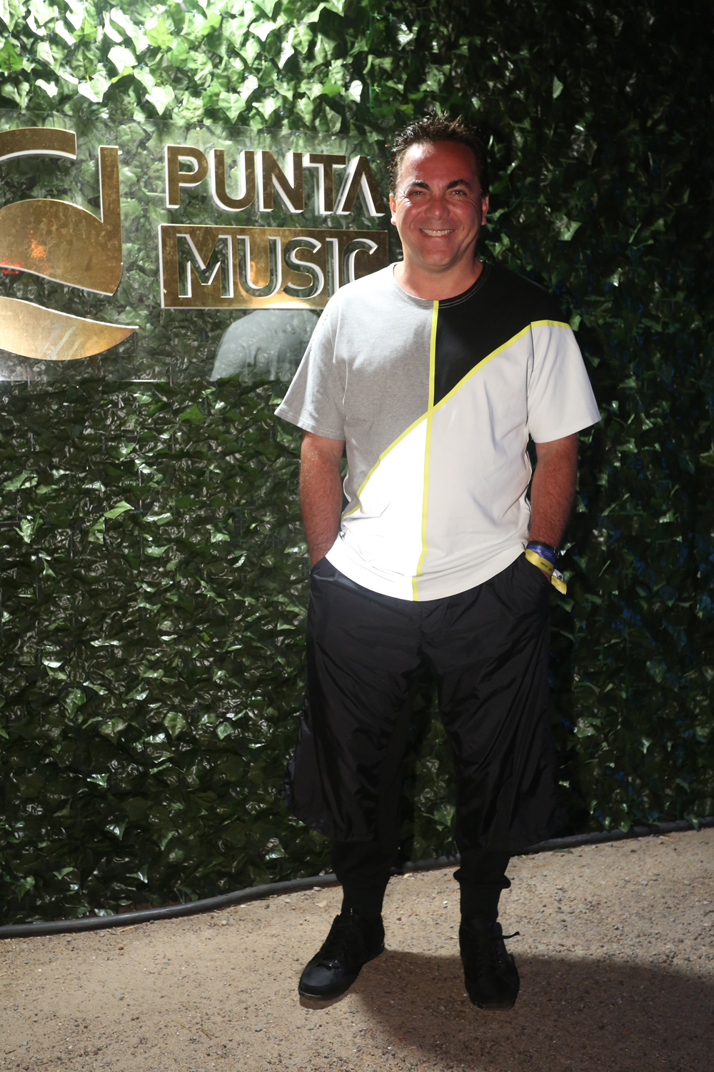 Cristian Castro en Punta Music by Ciprani, con un look simple y cómodo para disfrutar de la música electrónica