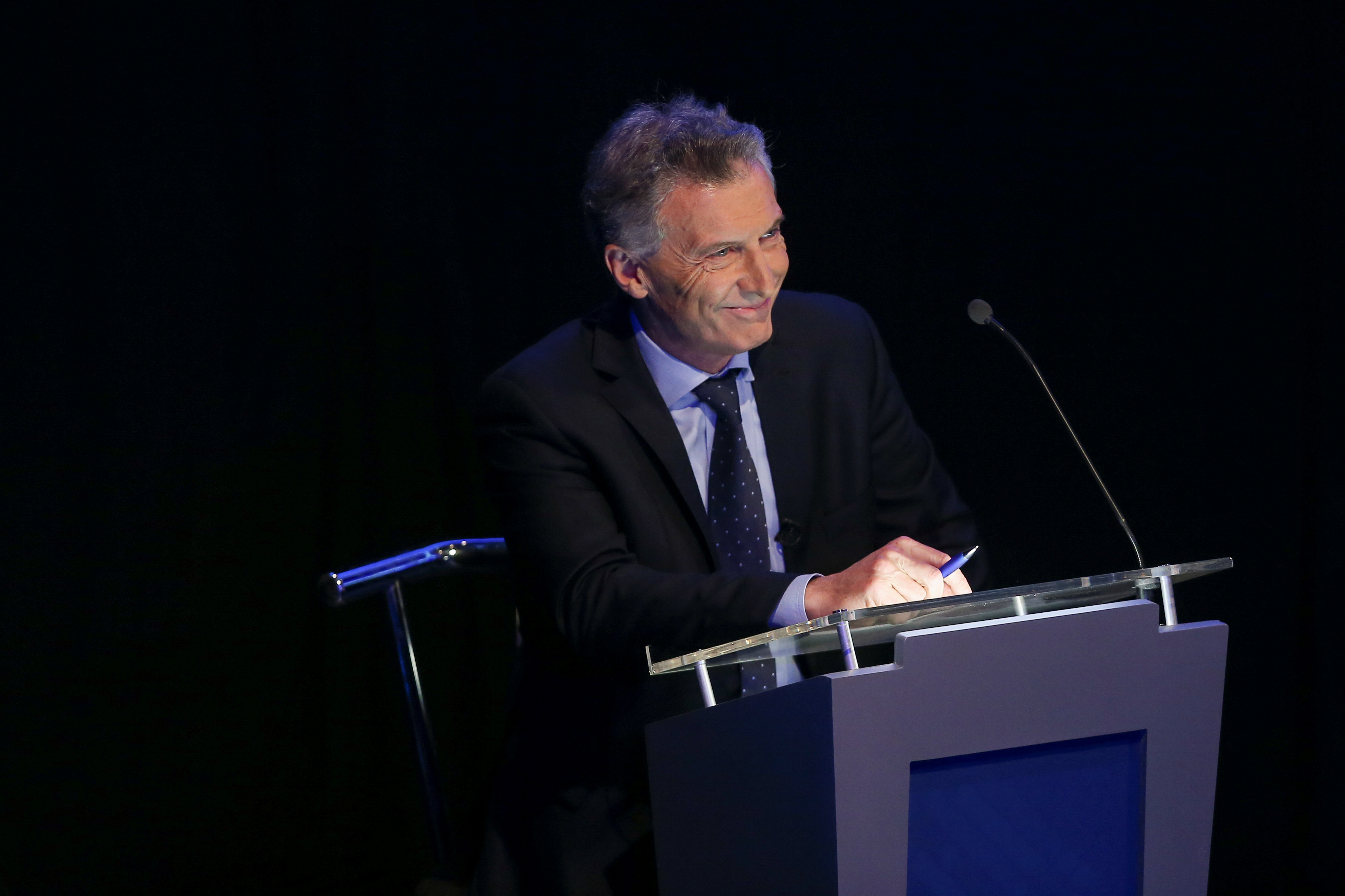 Macri sonríe cómplice con alguien del público