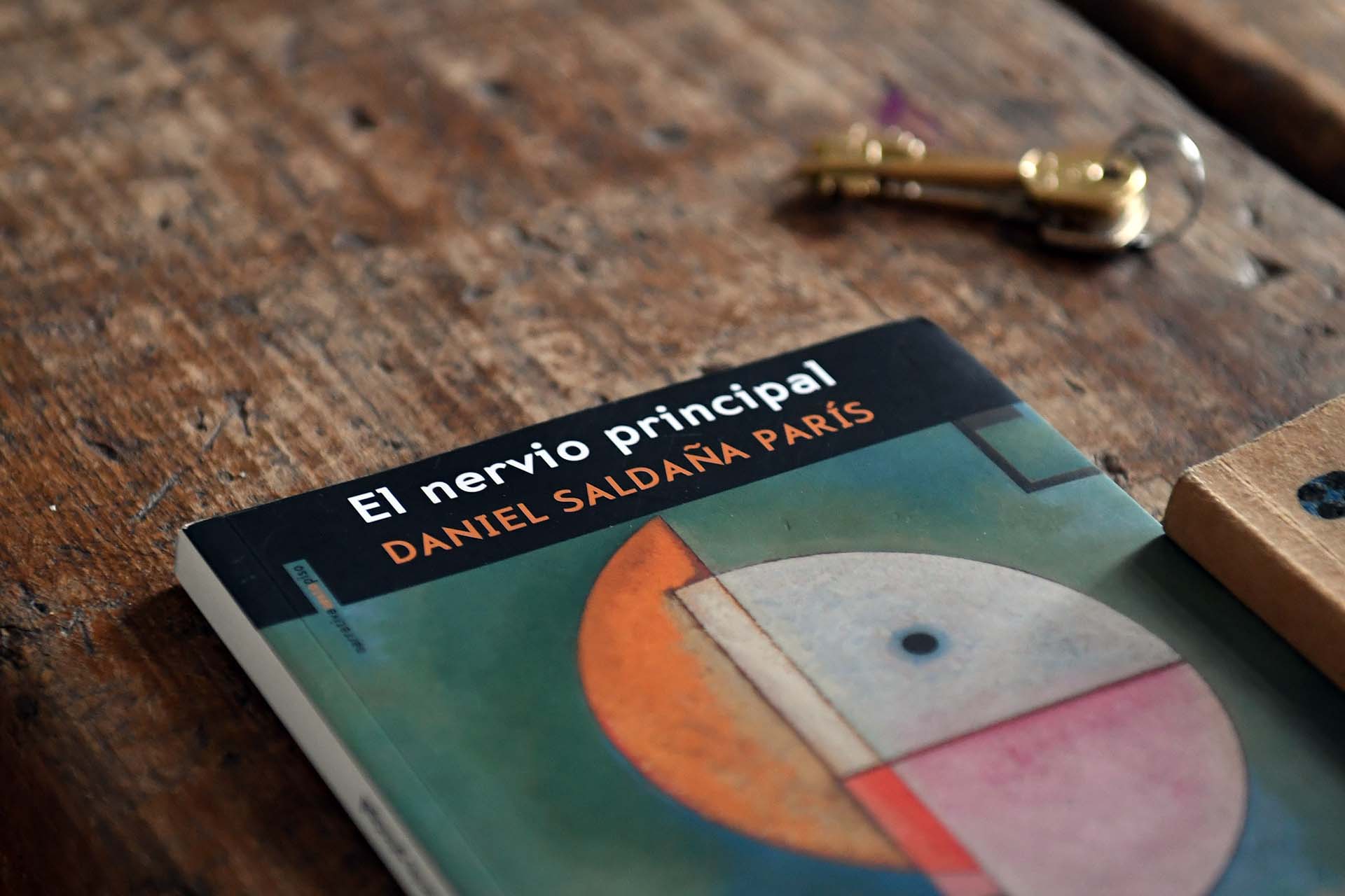 "El nervio principal", último libro de Daniel Saldaña París (Foto: Maximiliano Luna)
