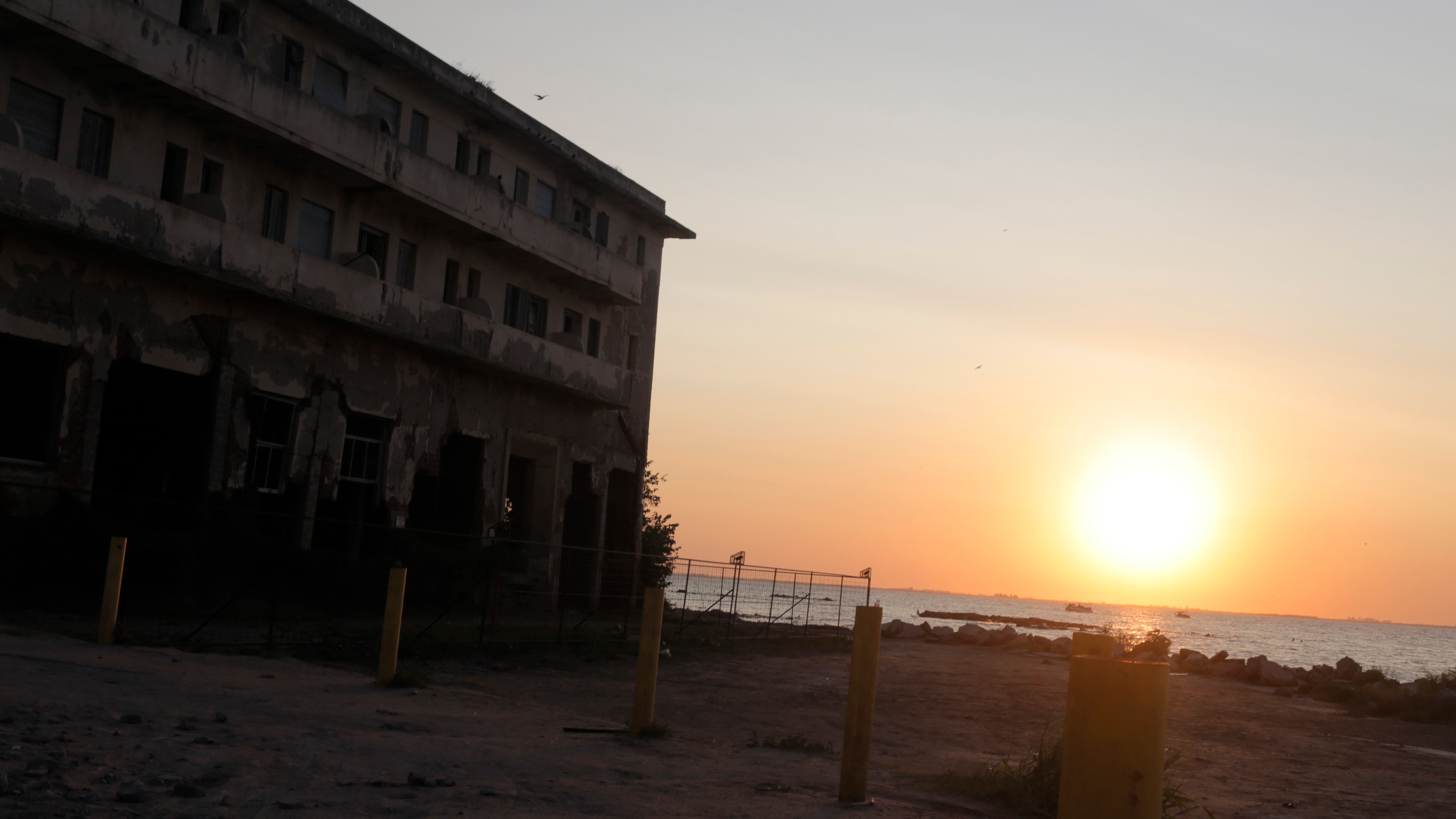La guía reparte un folleto que reza: “Gran Hotel Viena. Un misterio frente al mar. Museo de Sitio. Quizás mucho se ha hablado o escrito sobre la historia de este Gran Hotel. Y lo cierto es que, en medio del esplendor y el ocaso que protagonizó, en la actualidad sobreviven entre sus ruinas misterios, belleza, lujos. Y, por sobre todo, asombro”
