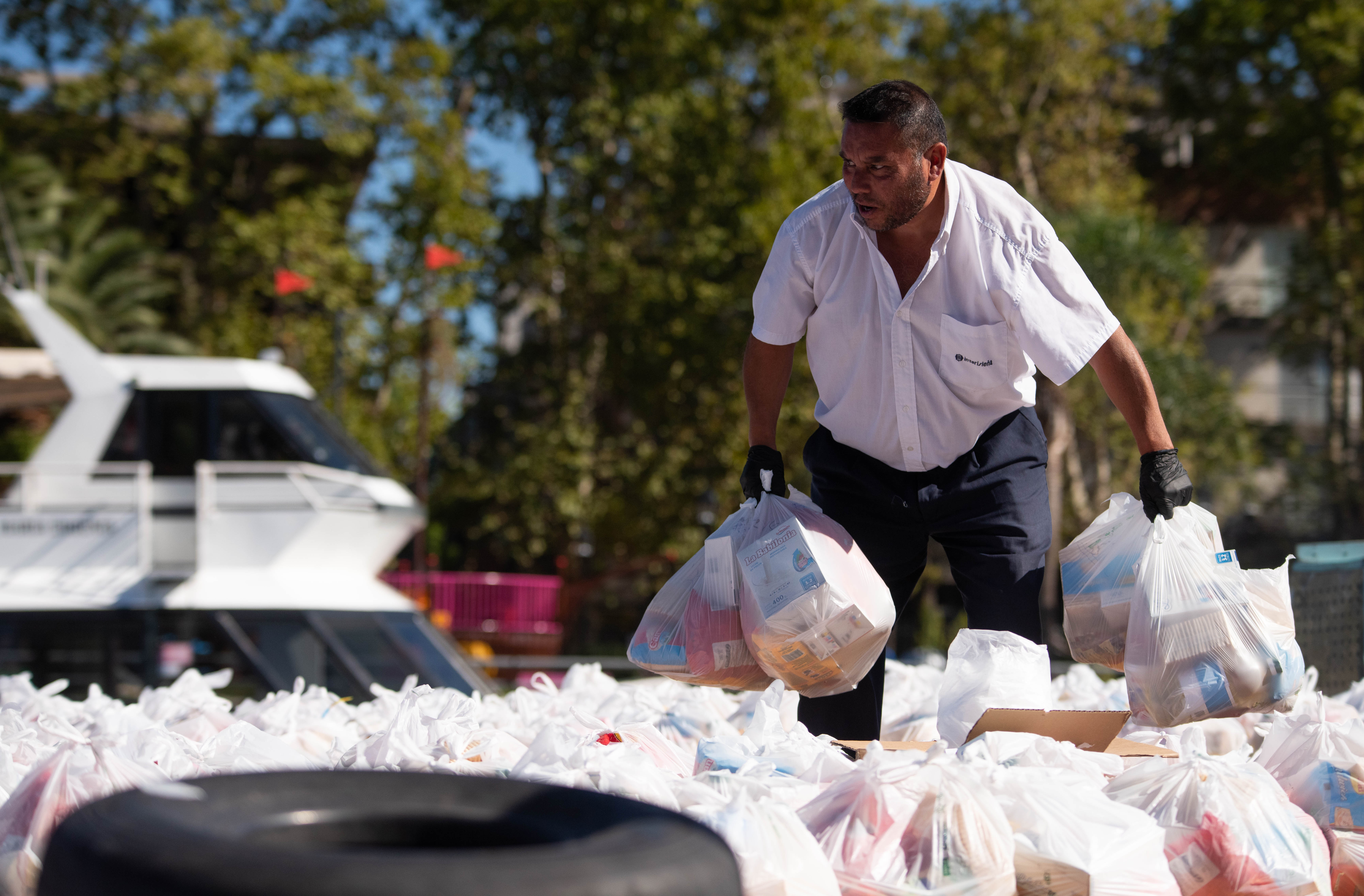 Bolsas de alimentos y libros escolares para que a los alumnos de las escuelas del Delta del Tigre no les falte el plato de comida y puedan estudiar durante la cuarentena.