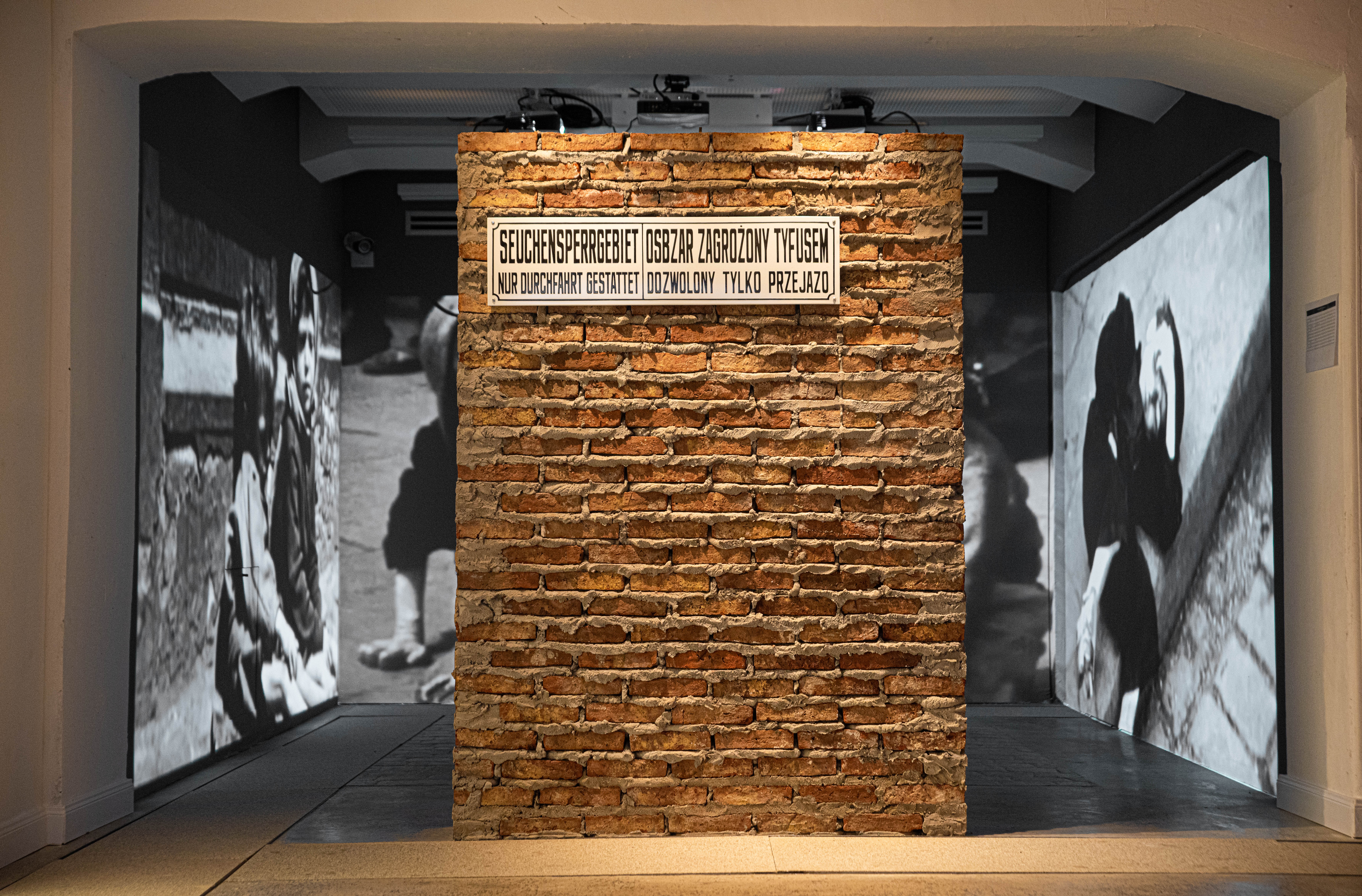 En el Museo del Holocausto hay un espacio para buscar información de los guetos. Hubo cerca de 1.200. Se pueden consignar las condiciones infrahumanas de vida: el hacinamiento, el hambre, el trabajo forzado. También la biografía de los sobrevivientes.