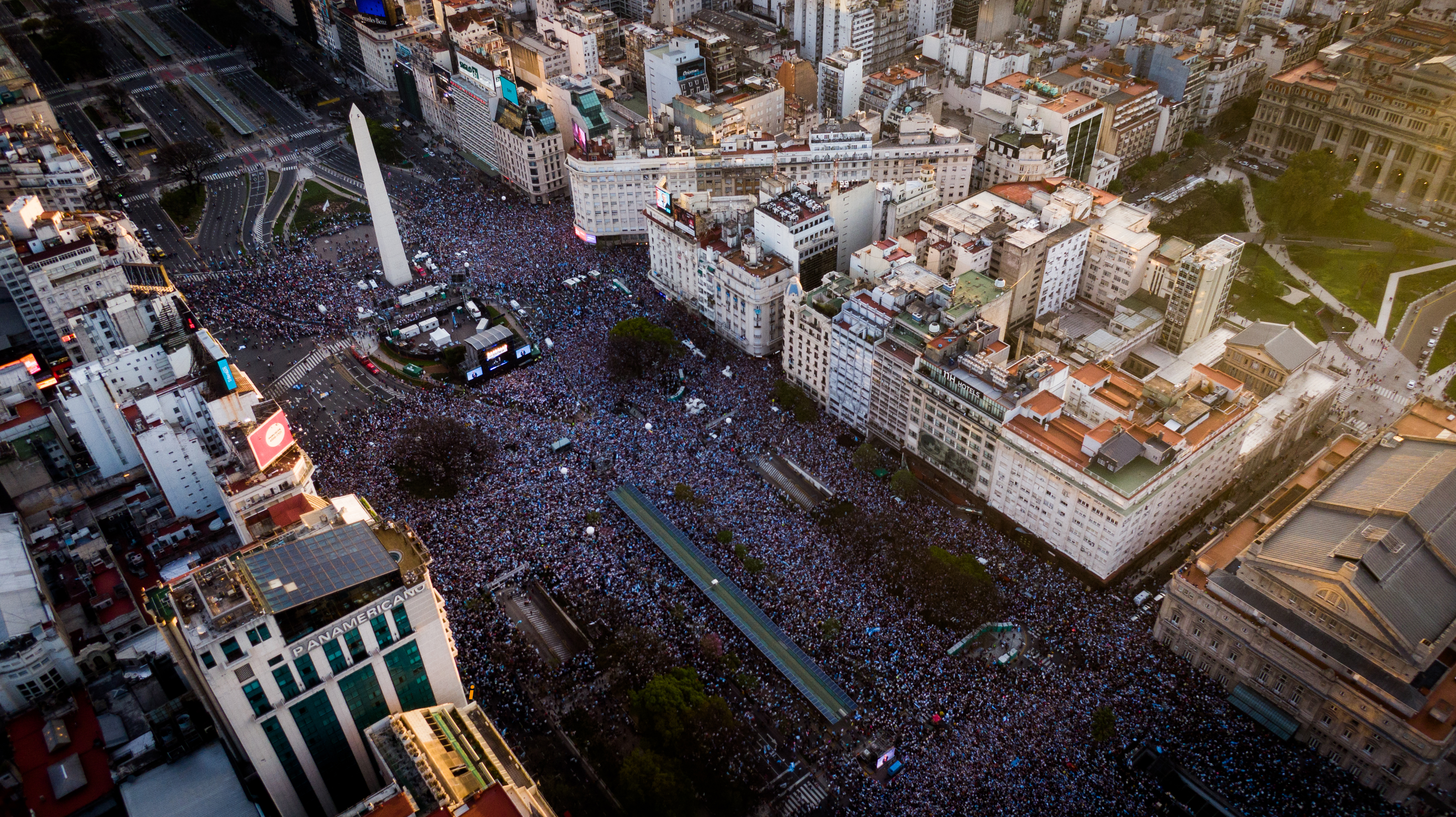 La multitud reunida en el Obelisco desde el drone de Infobae