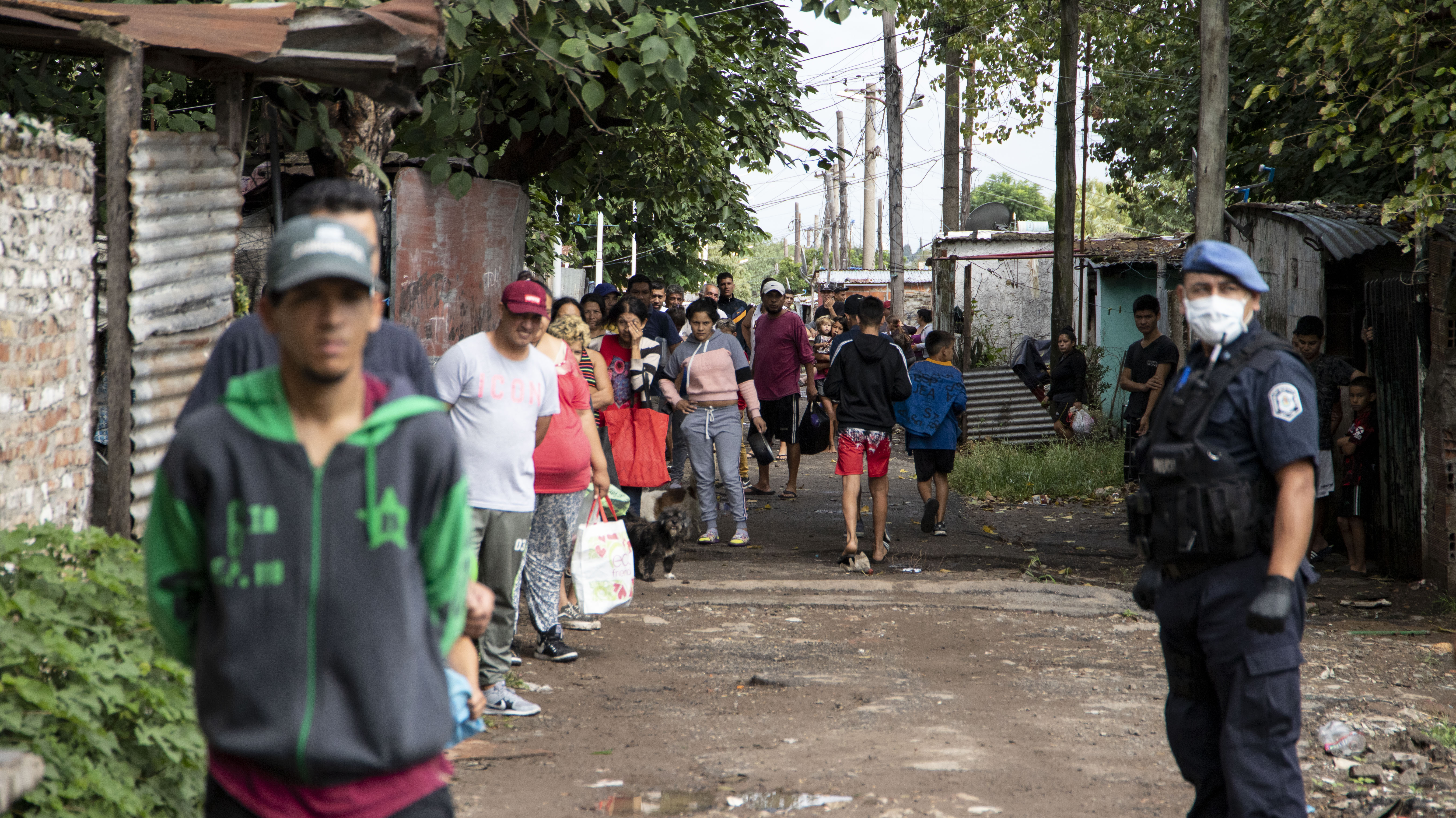 Miles de vecinos rompieron la cuarentena para buscar un plato de comida en el medio de la crisis sanitaria y económica