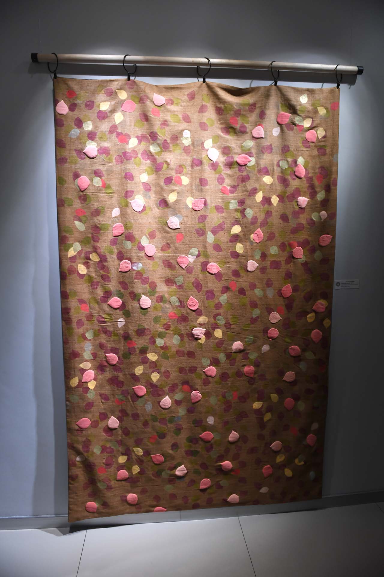 Jacinta Grondona trabaja con diferentes medios: escultura, instalaciones y textiles. Es profesora nacional de escultura recibida en la U.N.A., y estudió Escenografía en la Universidad del Salvador. También, estudió Fashion Design en The School of Fashion Design y en School of the Museum of Fine Arts, ambas escuelas ubicadas en Boston, Estados Unidos