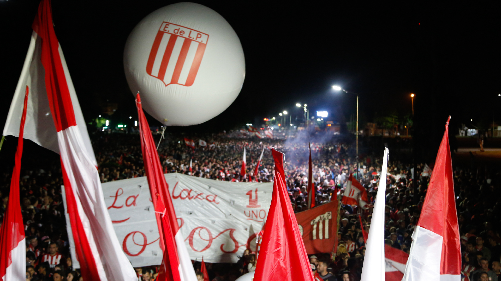 Miles de hinchas de Estudiantes coparon las calles de La Plata (Nicolás Aboaf)