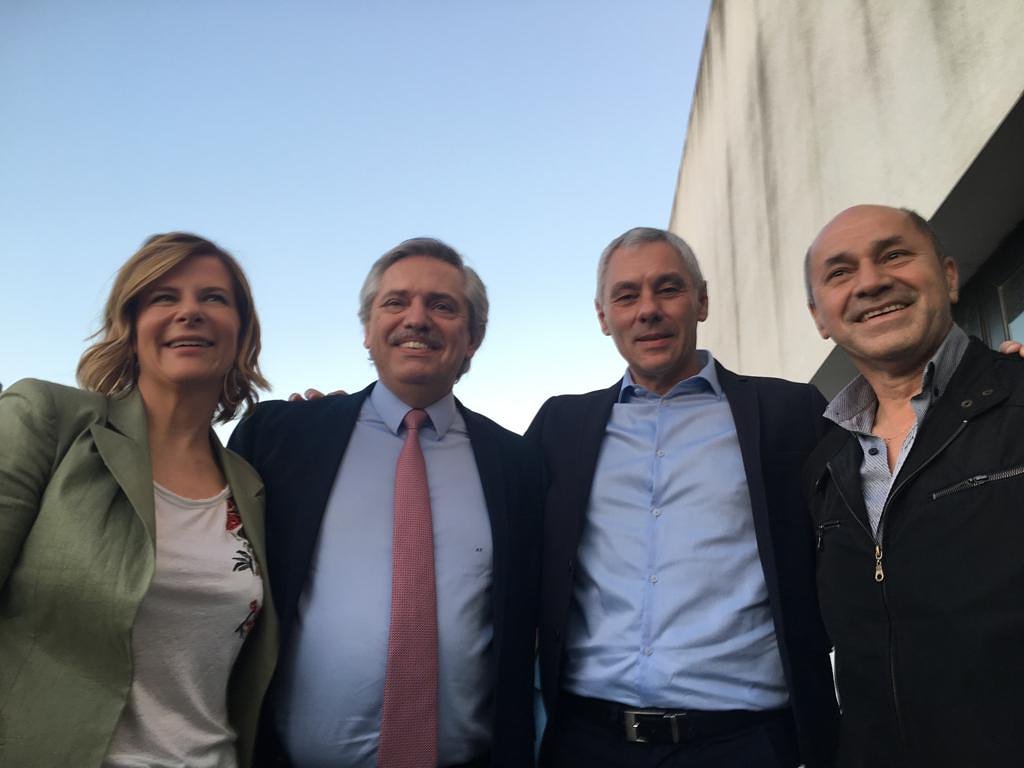 Fabián Cagliardi intendente electo de Berisso junto a su par de Ensenada, Mario Secco, la candidata derrotada de La Plata, Florencia y Saintout y Alberto Fernández
