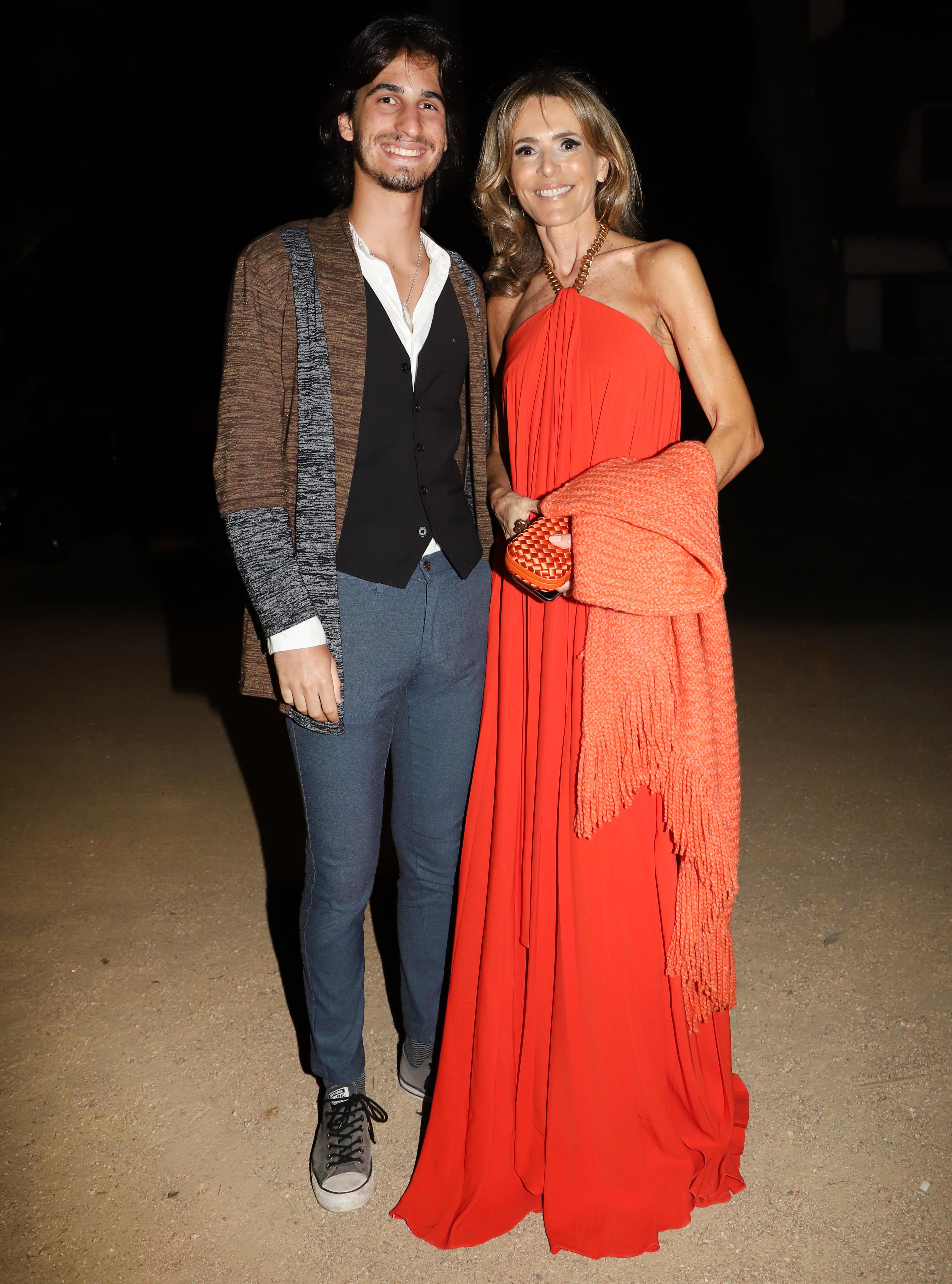 Rossella Della Giovampaola y un espectacular vestido colorado, con clutch y chal haciendo juego