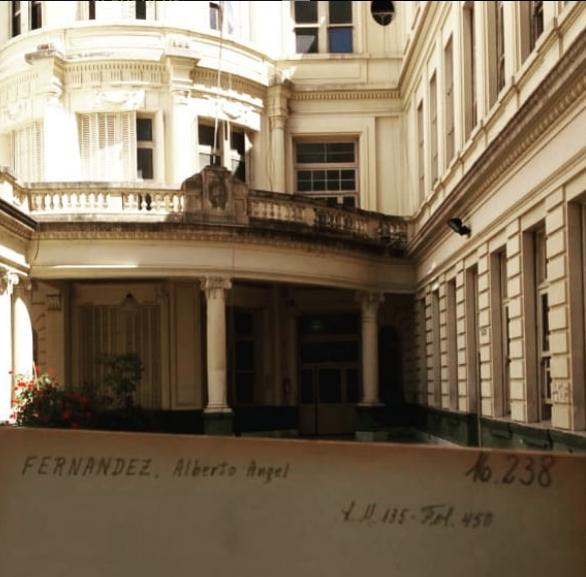 Porteño de ley, hizo la secundaria en el Colegio Nacional Mariano Moreno, del barrio de Almagro, donde también cursó sus estudios el premio Nobel de Química, Luis Federico Leloir.