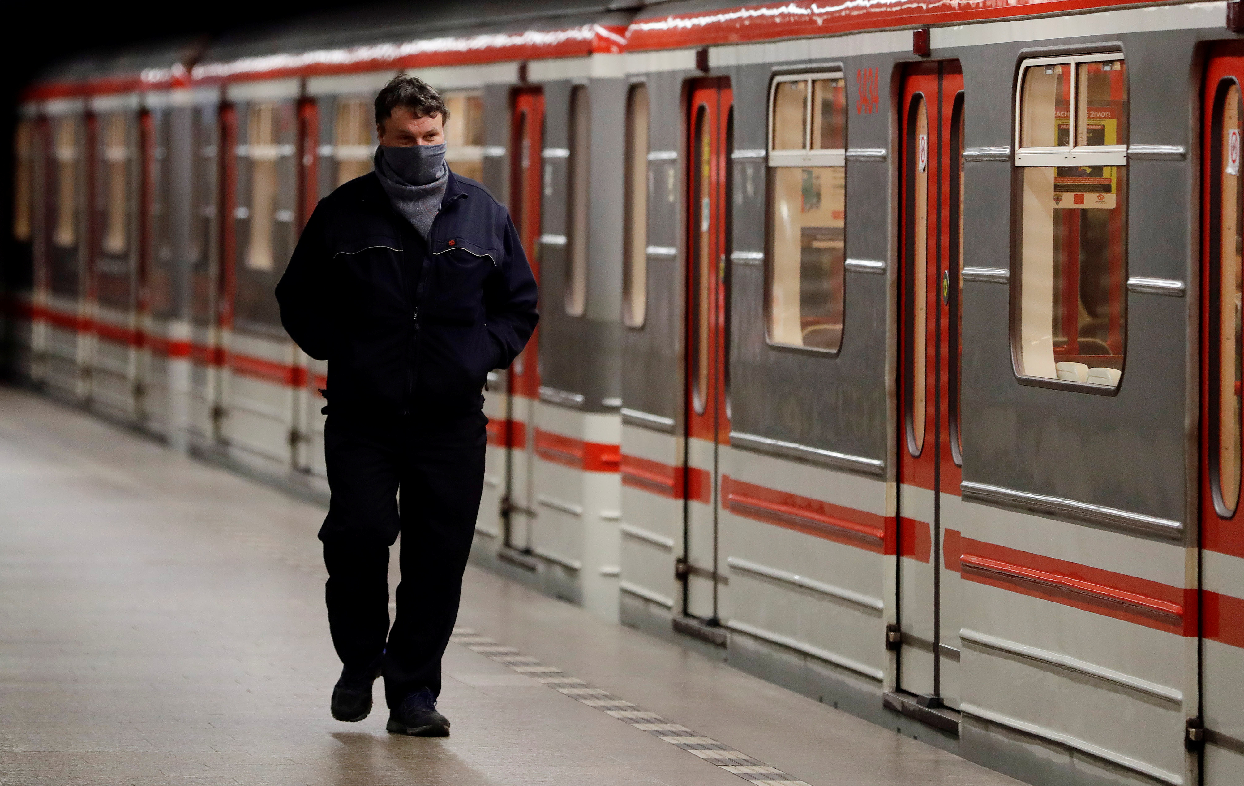 Un conductor de tren en Praga utiliza un barbijo frente a la pandemia de coronavirus que existe - REUTERS/David W Cerny
