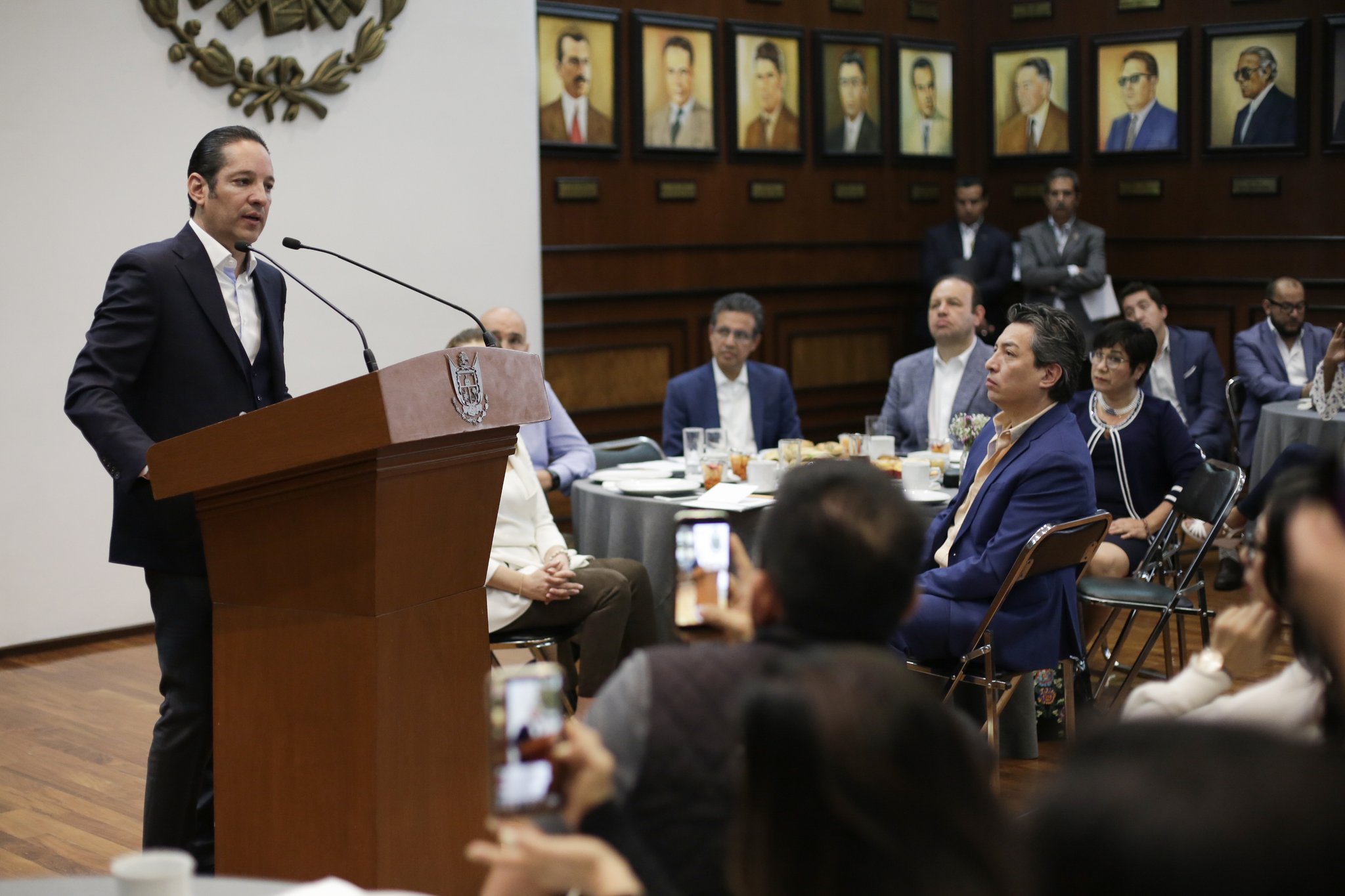 El gobernador de Querétaro en conferencia por el COVID-19 (Foto: Twitter/PanchDominguez)