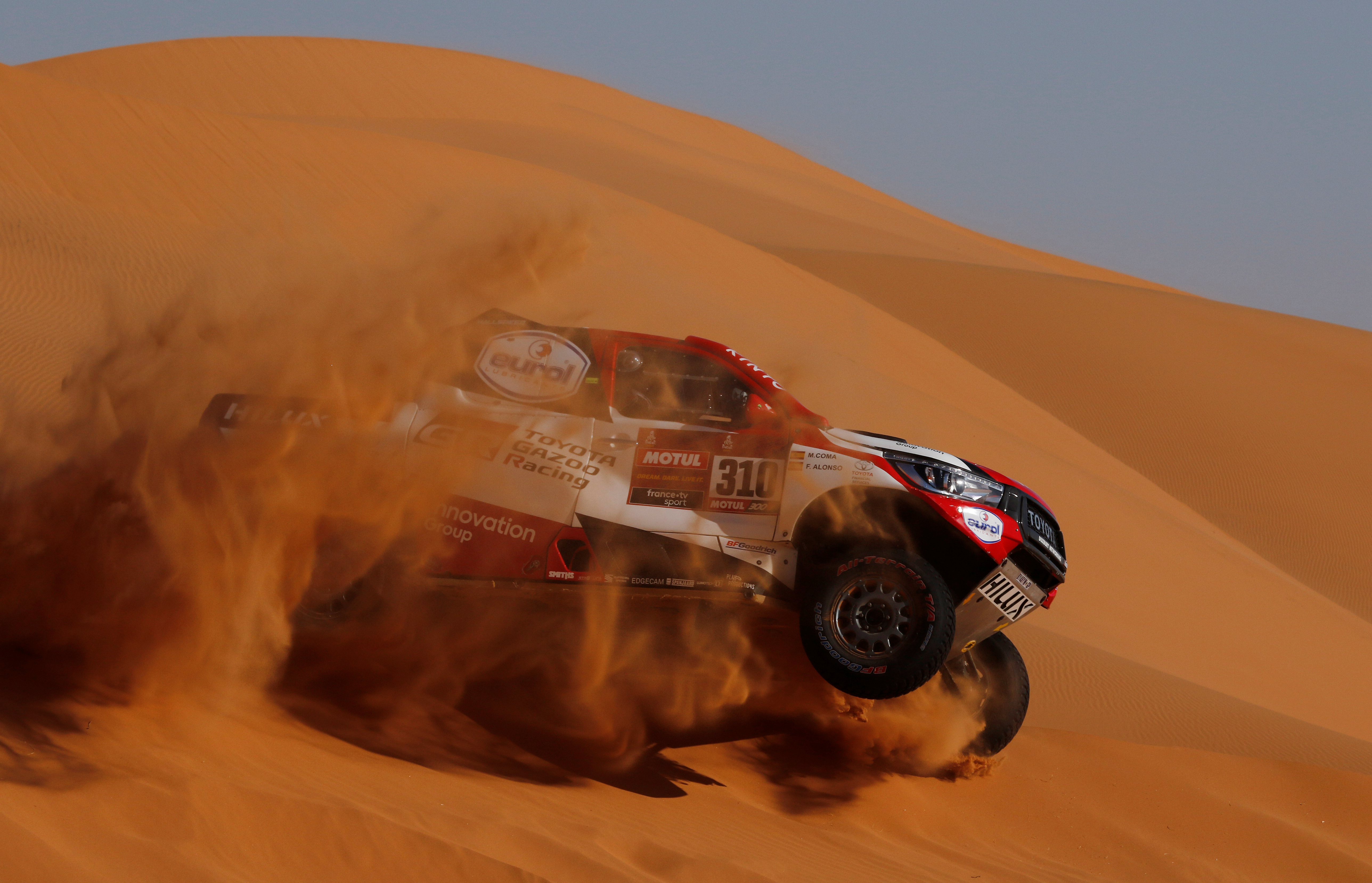 Novato en el Dakar, Fernando Alonso (Toyota) perdió por su parte más de una hora tras haber sido víctima de un doble trompo al volcar y caer desde una duna grande cuando se llevaban pocos kilómetros