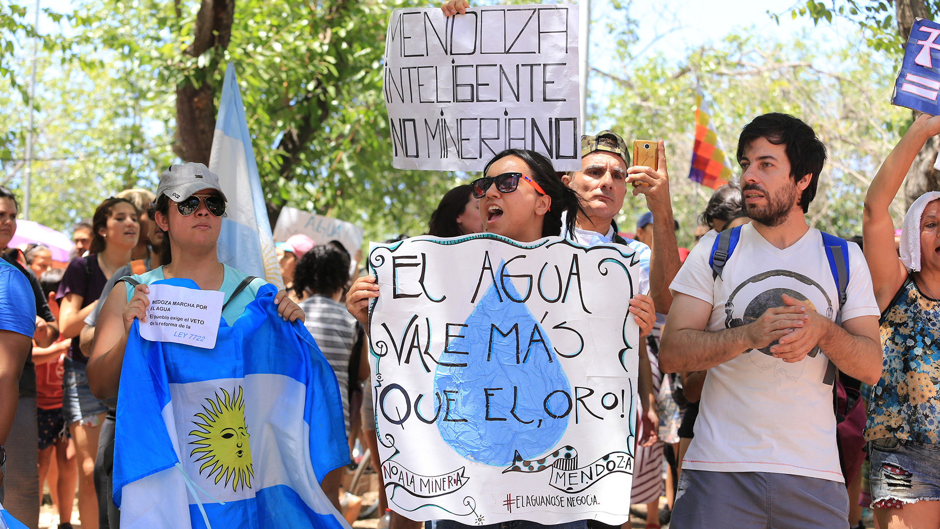Un grupo de manifestantes tras los enfrentamientos fue hasta el edificio de Canal 9 de Mendoza, donde escribieron en el frente con aerosol: