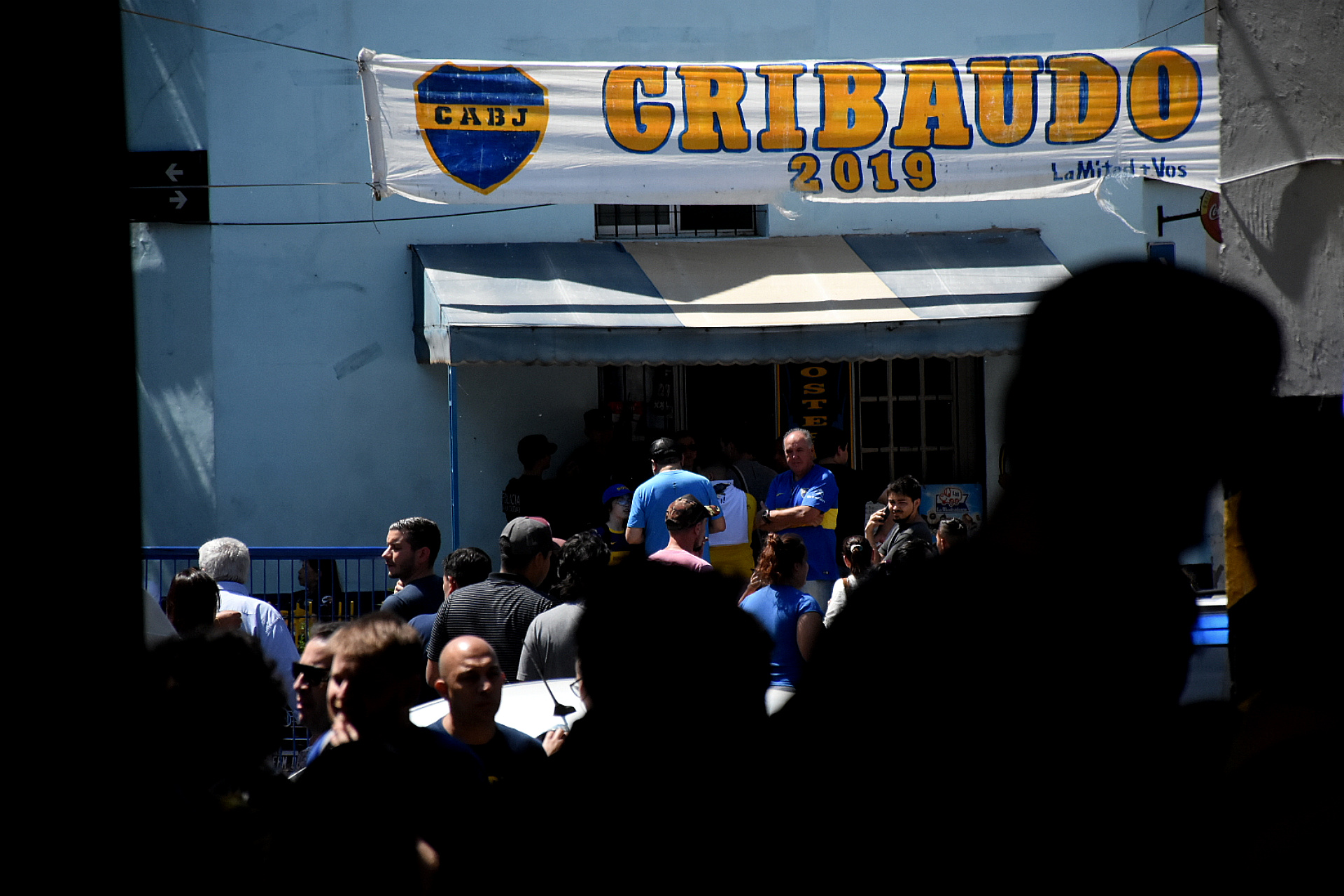 Los presentes debieron hacer largas filas debido a la gran convocatoria