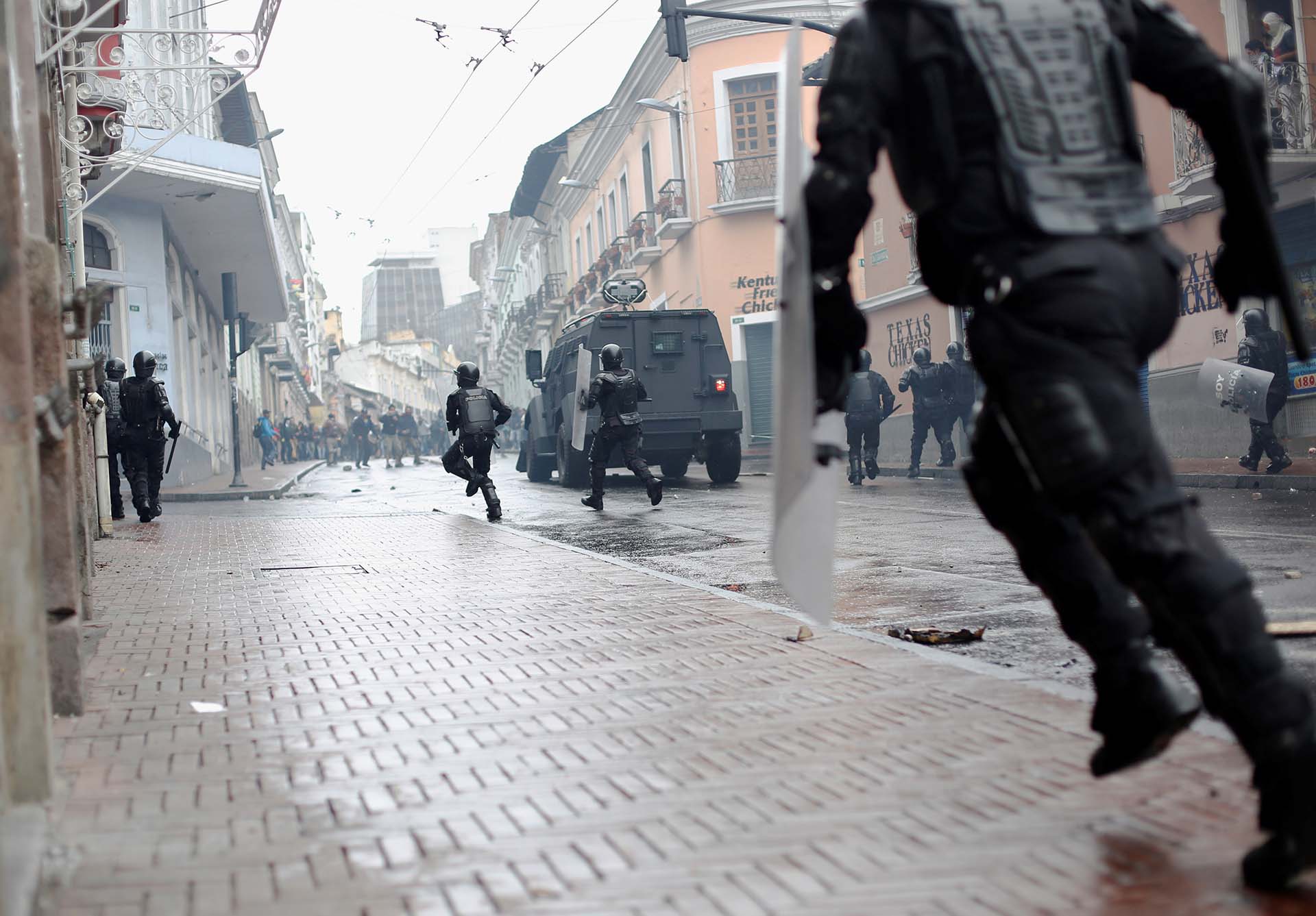 Los manifestantes rompieron las vallas de seguridad que cercaban los alrededores del Palacio de Carondelet (REUTERS/Daniel Tapia)