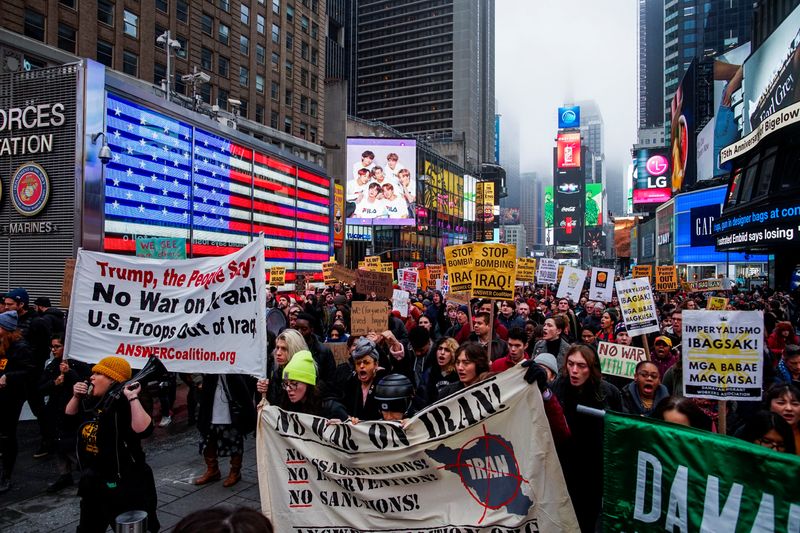 Foto del sábado de una marcha en Times Square, Nueva York, contra las crecientes tensiones entre EEUU e Irán.
Ene 4, 2020. REUTERS/Eduardo Munoz