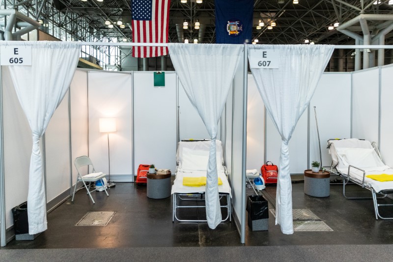 Habitaciones de hospital improvisadas en el Centro de Convenciones Jacob K. Javits, que se convertirá en un hospital para pacientes afectados por el coronavirus, en Manhattan, (REUTERS/Jeenah Moon)