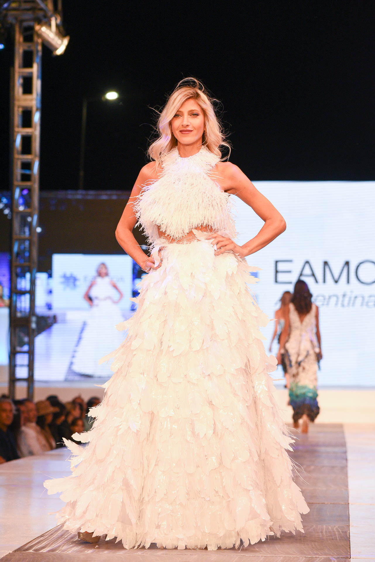 Cande Ruggeri cerró la pasada de EA Moda con un diseño sustentable que crearon los estudiantes de la carrera de diseño de indumentaria con materiales biodegradables