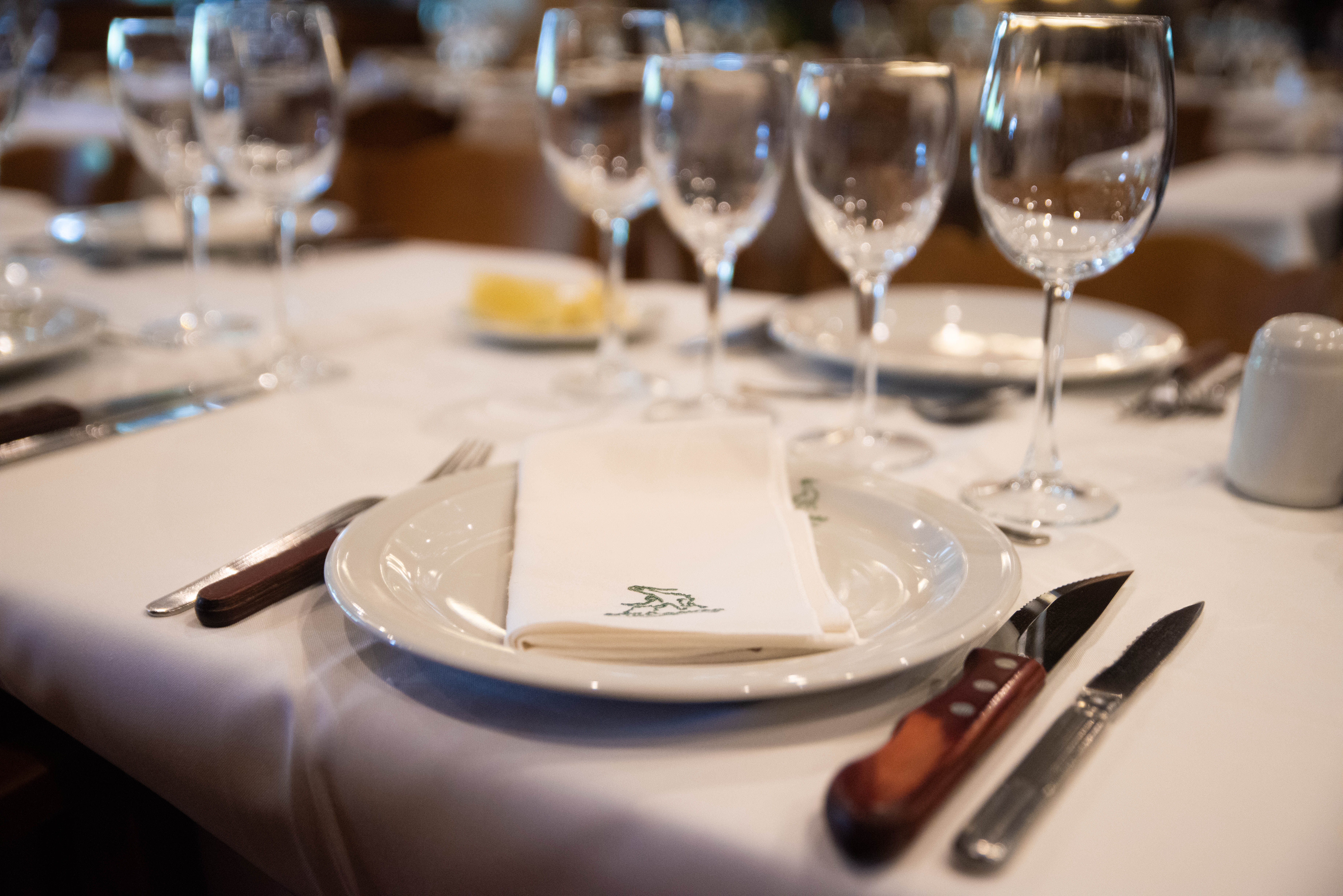 En la mesa, la vajilla siempre es doble. Los cubiertos que sirven están para cortar las achuras y los cubiertos más filosos para cortar las carnes