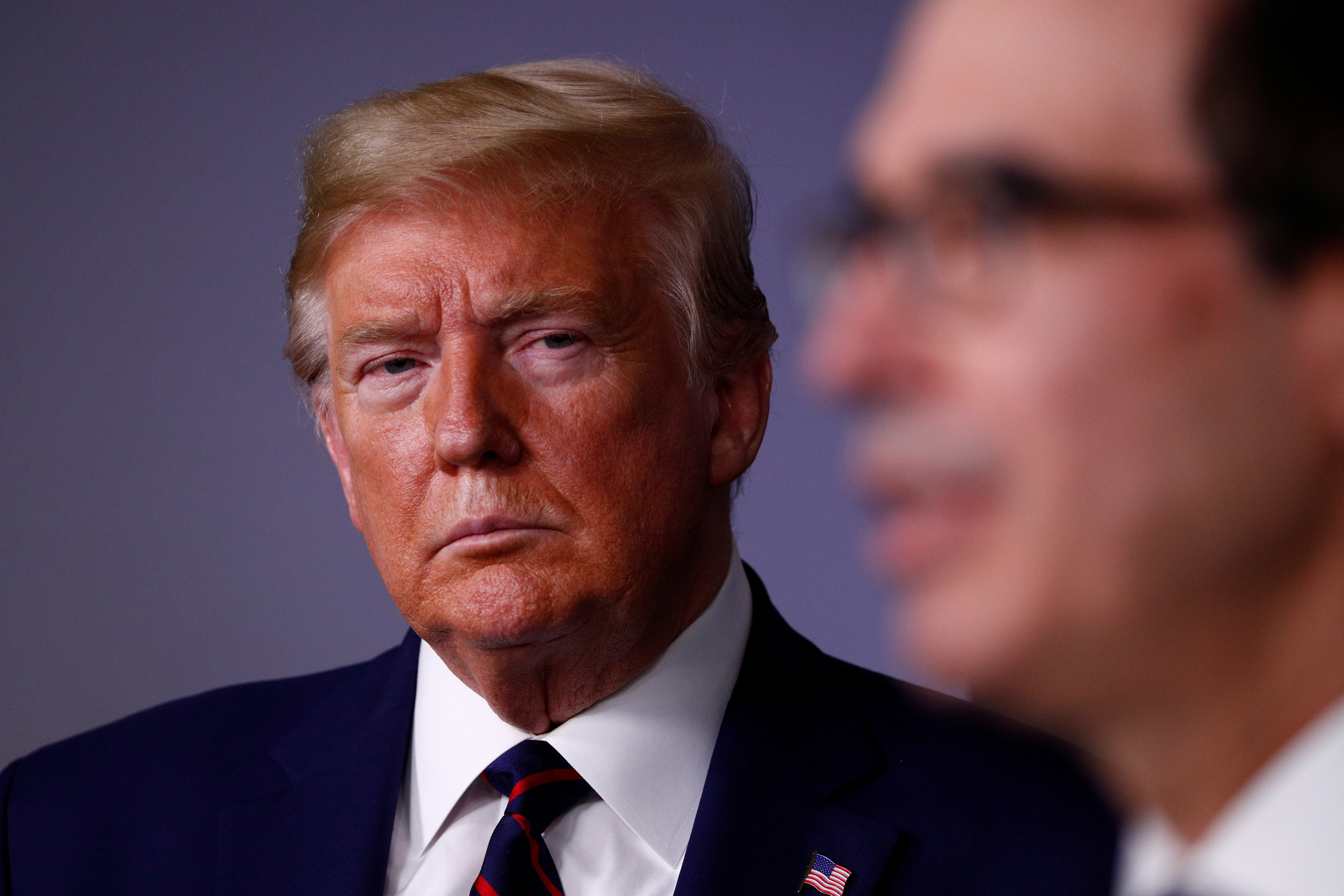 El presidente de Estados Unidos, Donald Trump, escucha al Secretario del Tesoro, Steven Mnuchin (Foto: REUTERS/Tom Brenner)