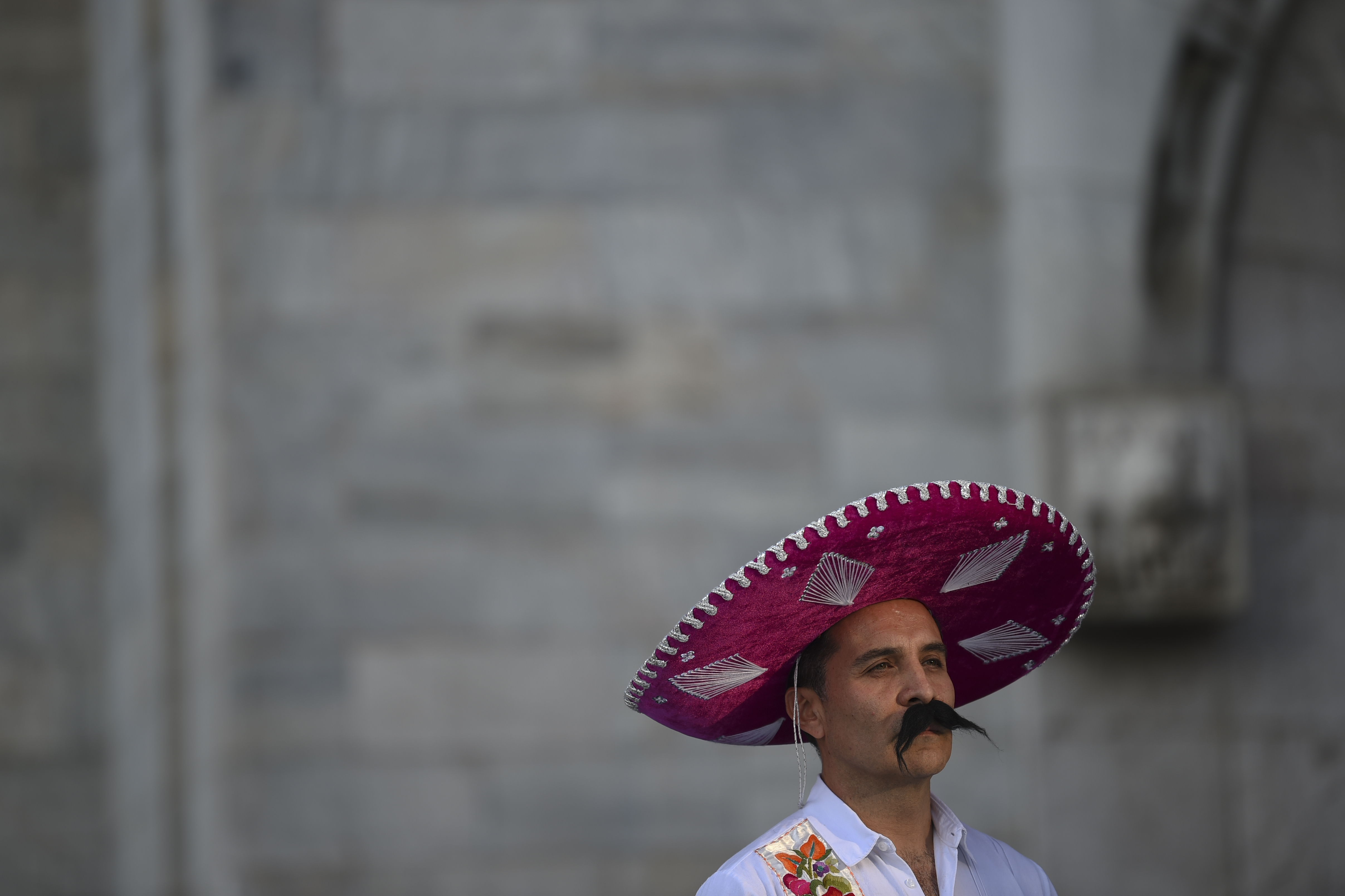 Los asistentes acudieron con diversos atuendos que emulaban al caudillo (Foto: Pedro Pardo/ AFP)