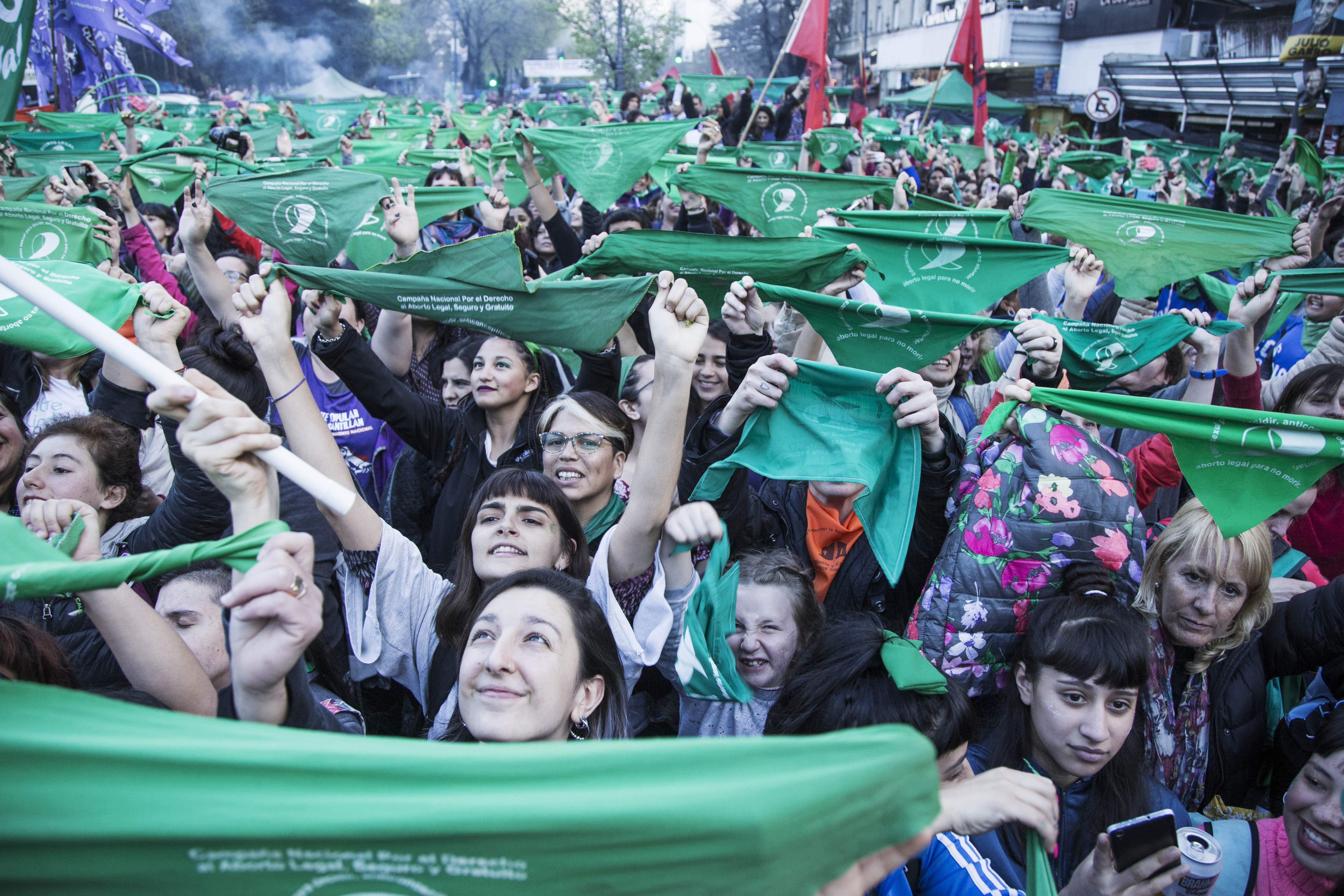 Mientras la marcha comenzaba, por plaza San Martín se iban cientos de mujeres de pueblos originarios a sus columnas