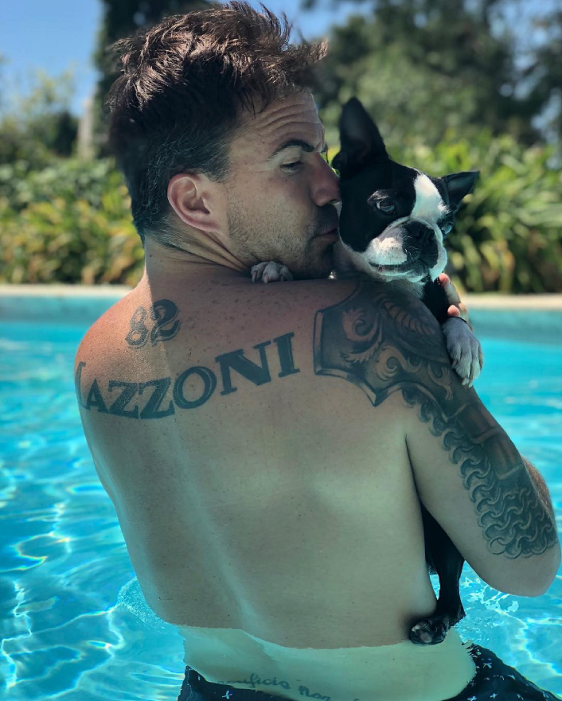 El empresario tiene tatuado su apellido en la espalda y la marca de su gimnasio en uno de los brazos