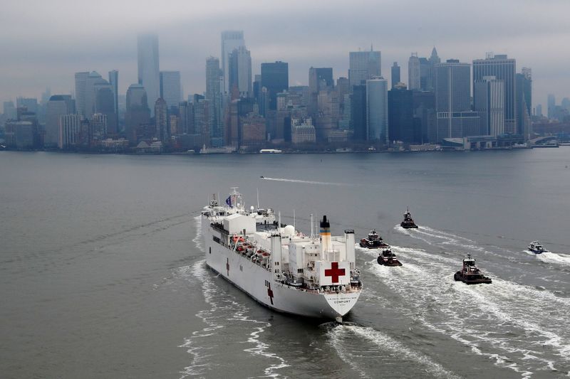 El buque en su ingreso al Puerto de Nueva York, en medio del brote coronavirus