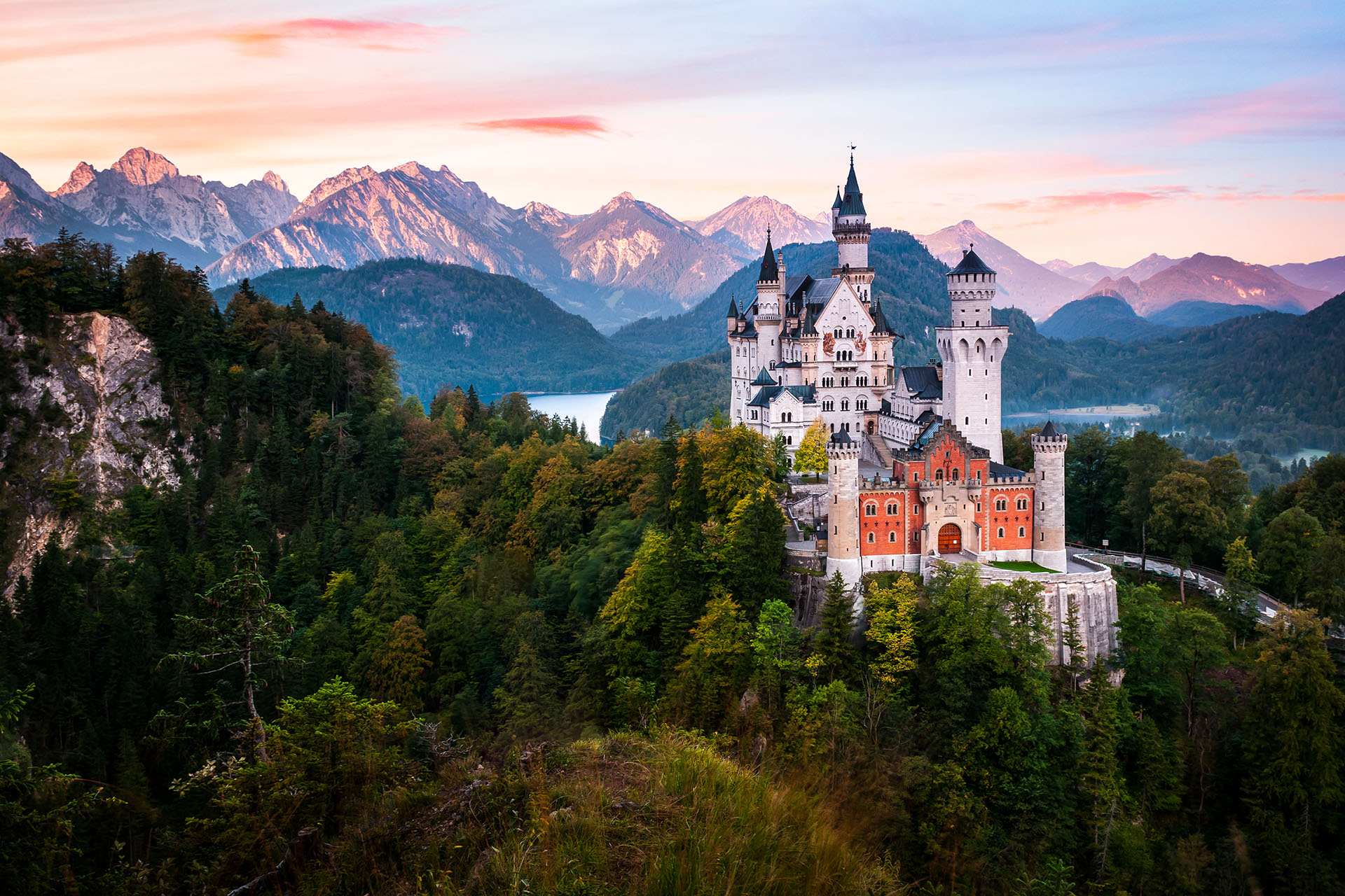 El Castillo de Neuschwanstein es una construcción de ensueño rodeada por un hermoso paisaje que inspiró al mismísimo Walt Disney para la creación del castillo de la Bella Durmiente. Se ubica a 130 km de Munich, Alemania