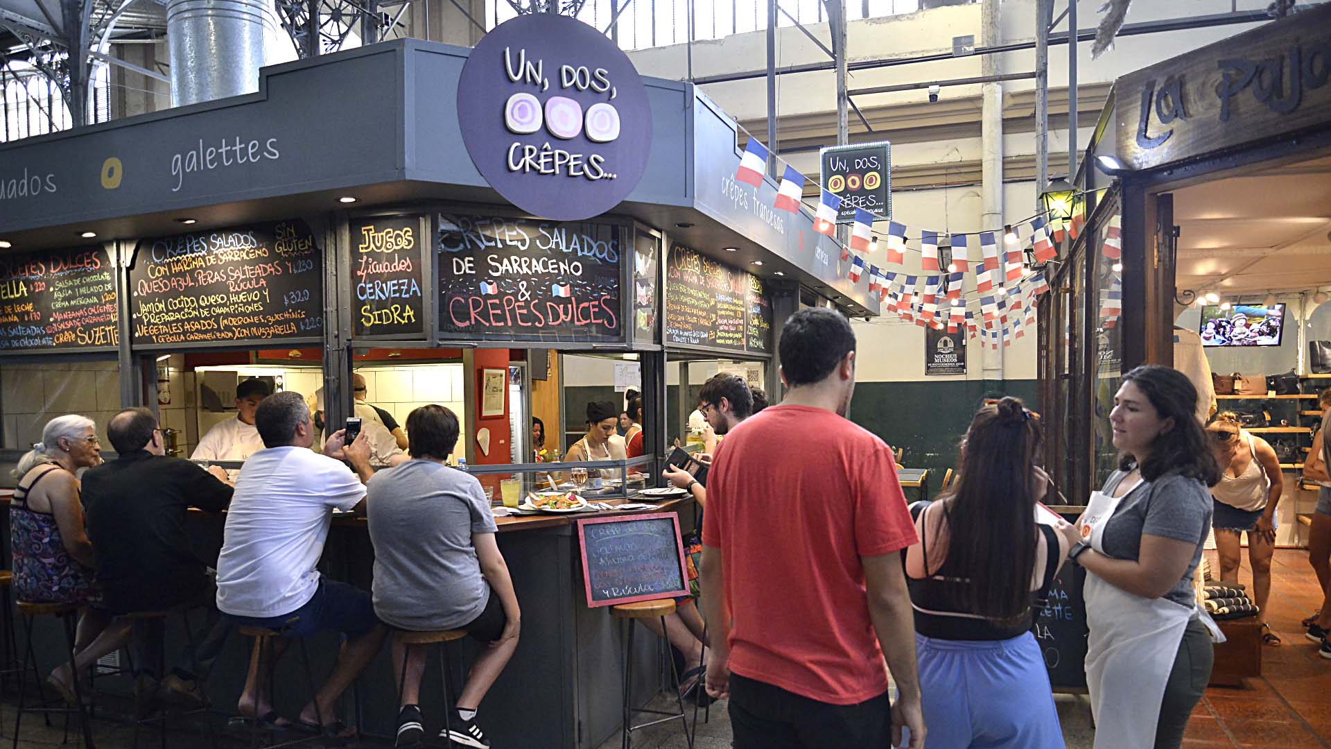 Un, Dos, Crêpes es la primera crepería francesa de Buenos Aires fundada por el crepier francés Ludovic Casrouge. Ofrece más de 40 variedades de crêpes salados de sarraceno y 30 sabores de crêpes dulces. Se acompañan con vinos elaborados por franceses en valle de Uco, cerveza artesanal y sidra patagónica