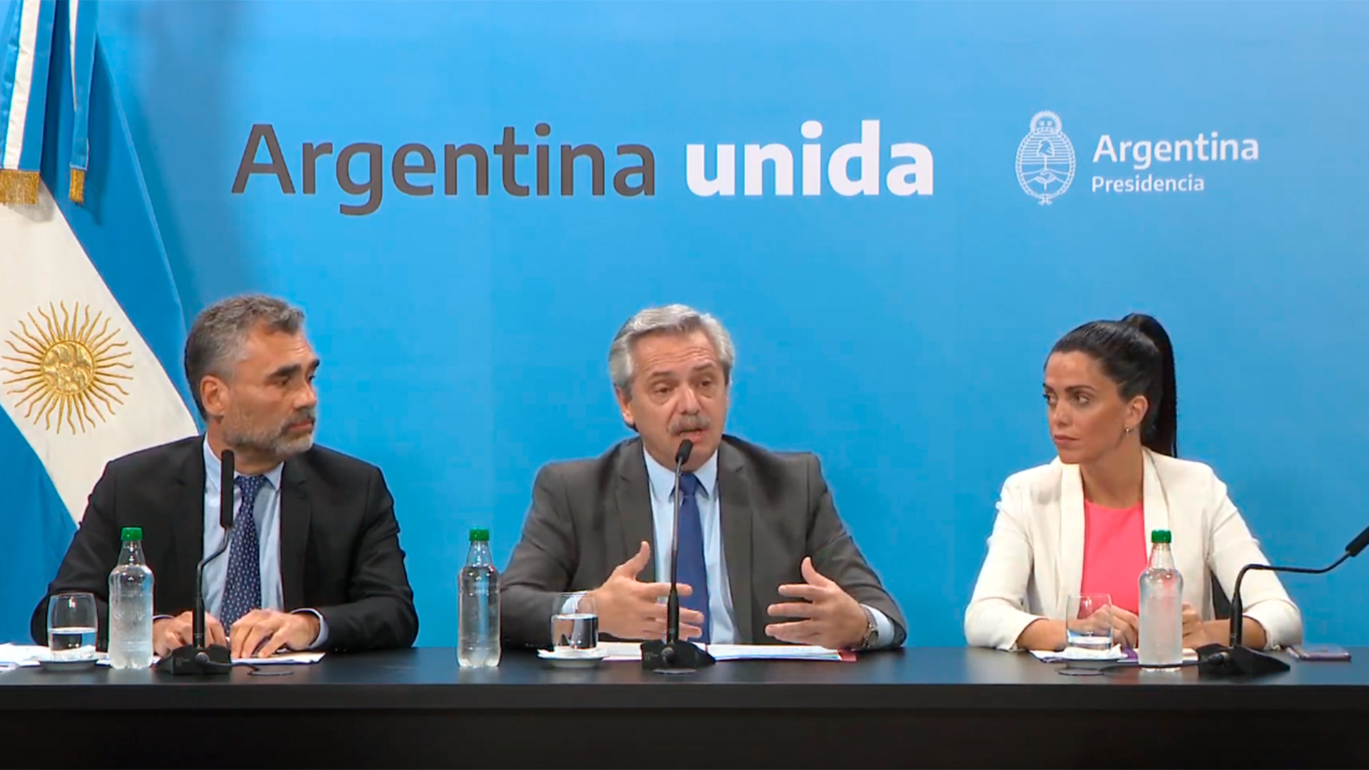 El presidente Alberto Fernández anunció el aumento a los jubilados junto a los directores del PAMI, Luana Volmovich, y de la ANSeS, Alejandro Vanoli