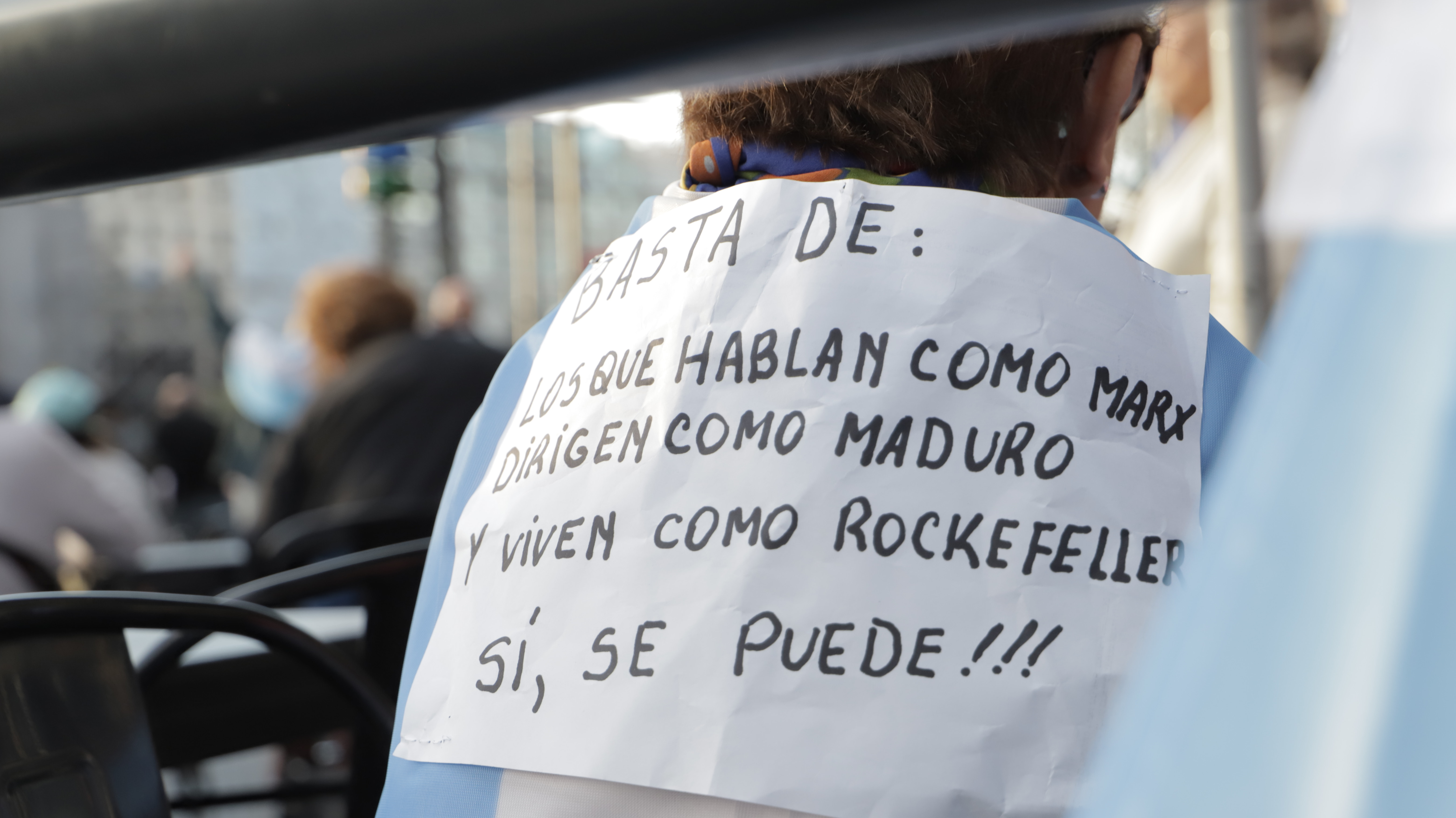 La recurrente alusión a Venezuela y a la corrupción, en alusión al kirchnerismo, en el cartel de un manifestante