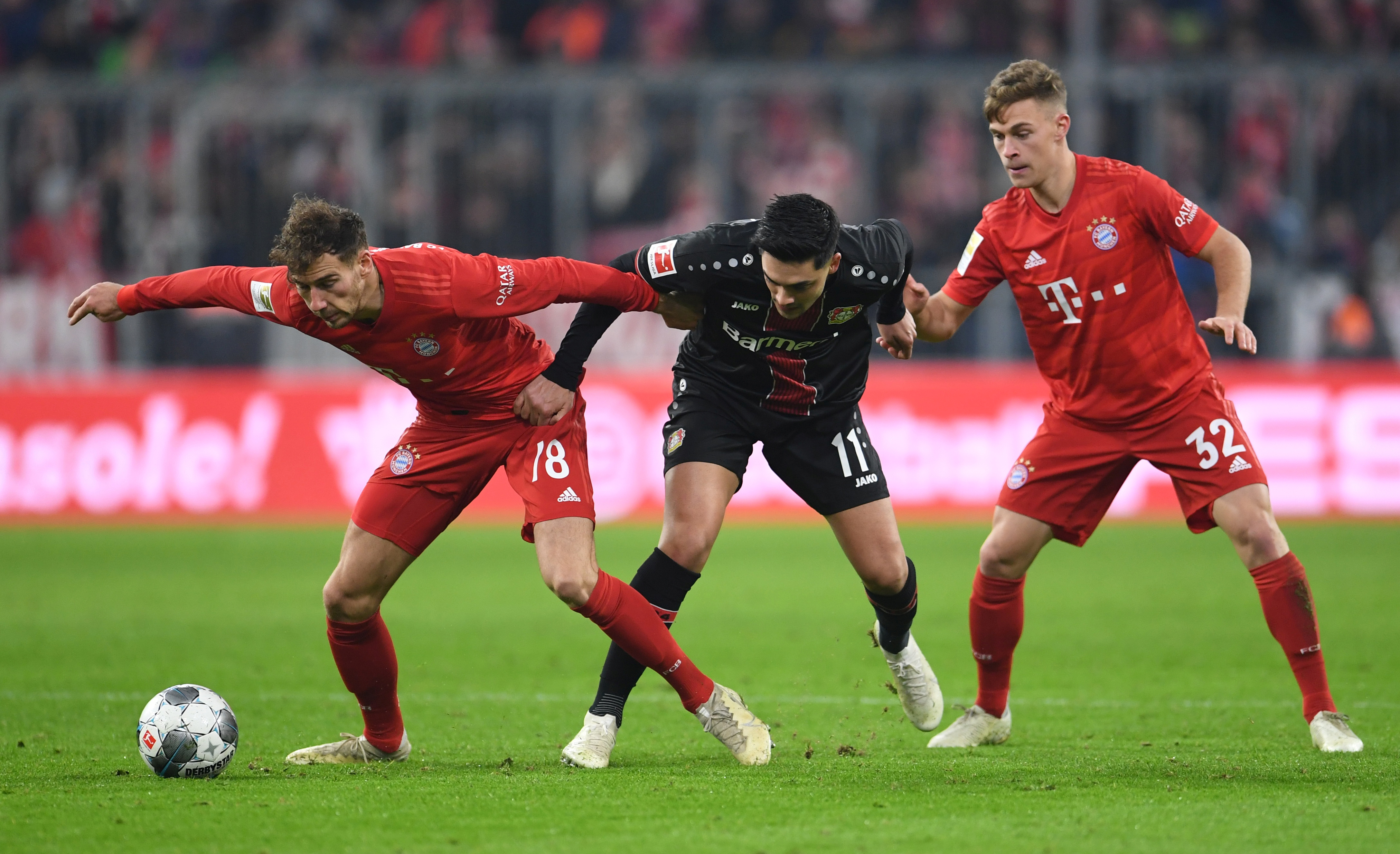 Joshua Kimmich y Leon Goretzka, jugadores del FC Bayern München, han lanzado una campaña solidaria llamada 'We kick Corona' para recaudar dinero (REUTERS)