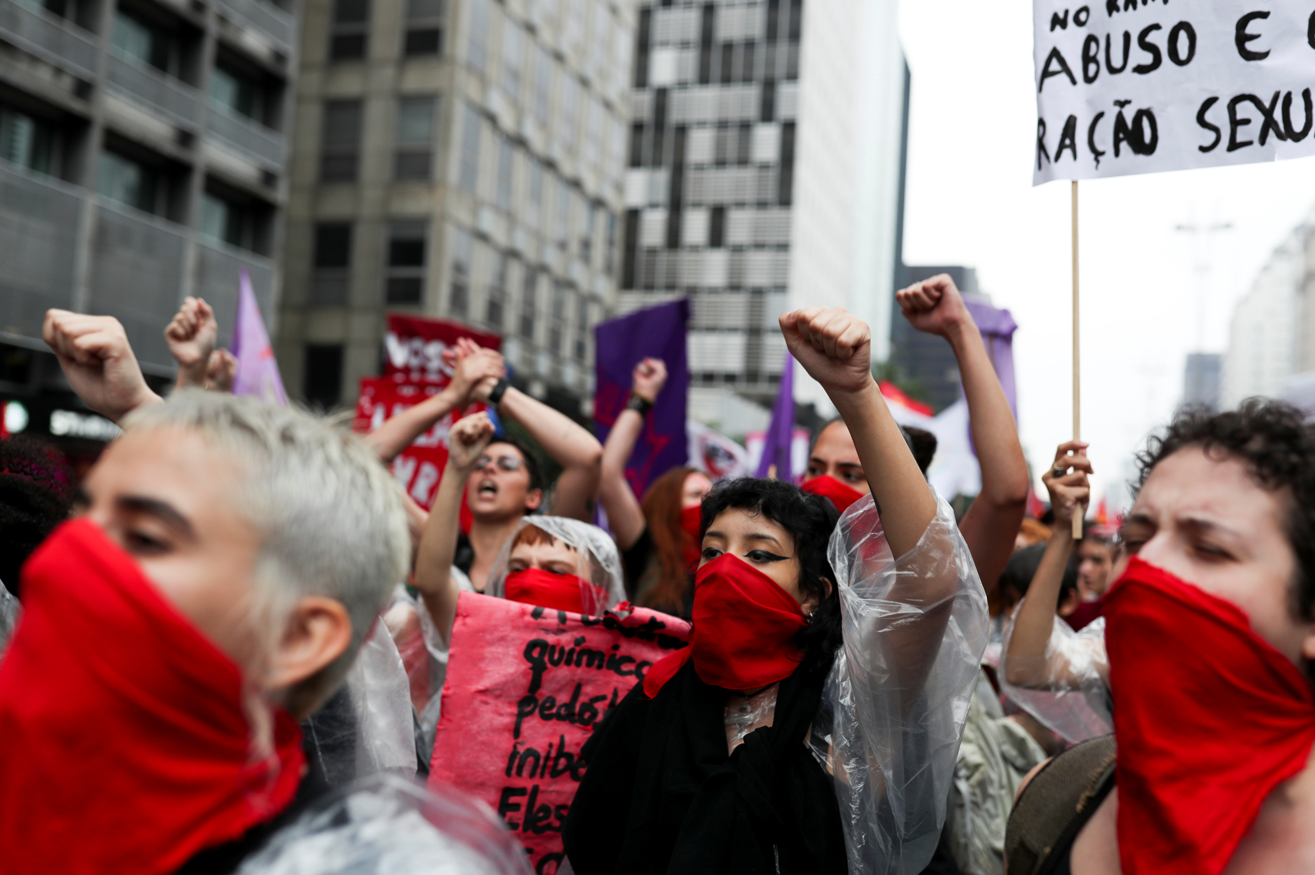 Las mujeres hacen un gesto mientras participan en una marcha durante el Día Internacional de la Mujer en Sao Paulo, Brasil, 8 de marzo de 2020. (REUTERS / Amanda Perobelli)