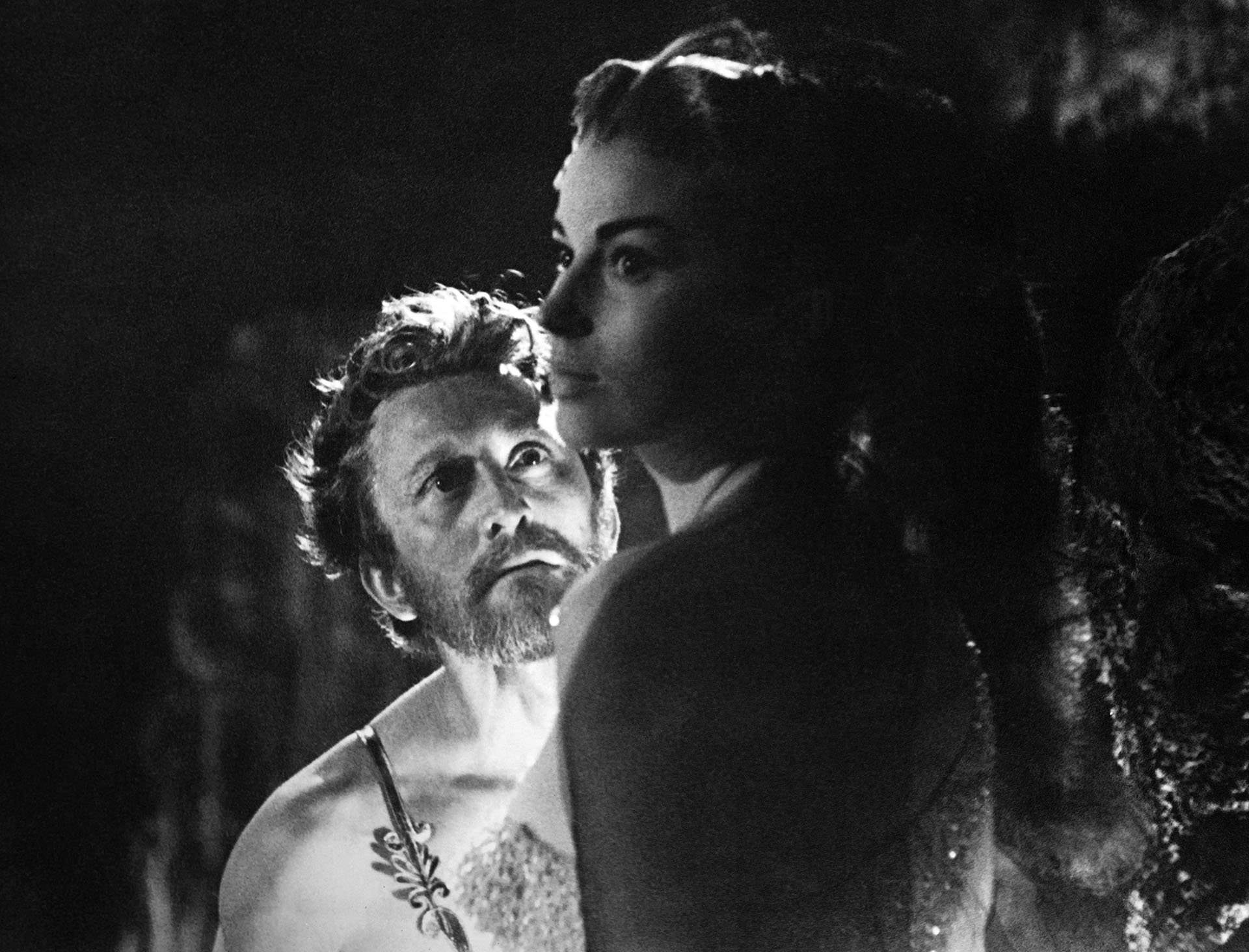 Kirk Douglas y la actriz británica Jean Simmons fotografiados durante el rodaje de