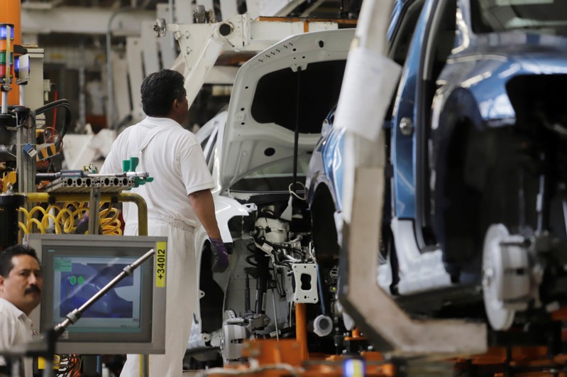 Un trabajador es visto en la línea de producción de los vehículos Volkswagen Tiguan en una planta ensambladora en Puebla (REUTERS/Imelda Medina)
