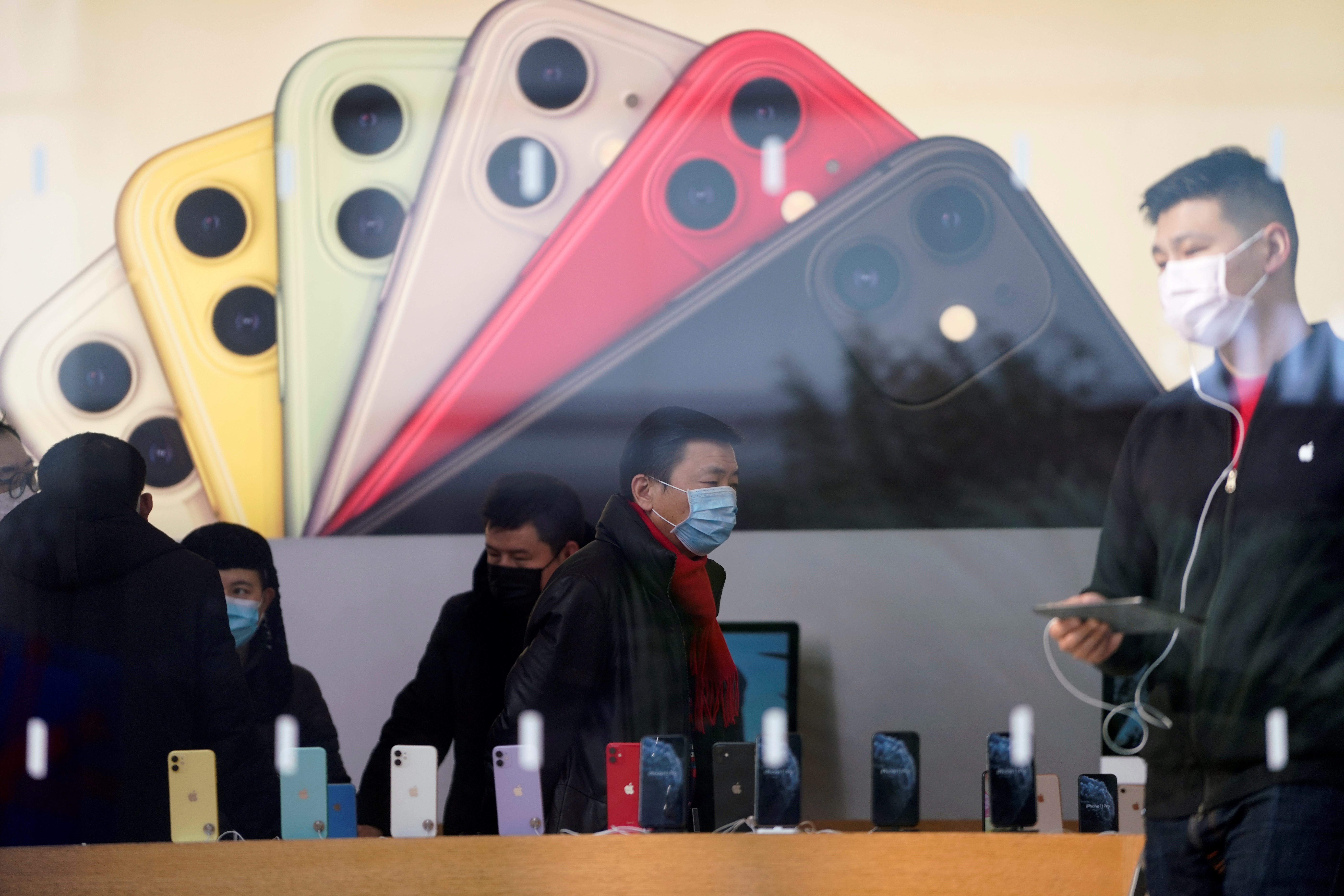 Gran parte de las tiendas Apple en China fueron cerradas temporalmente por el coronavirus (REUTERS/Aly Song)