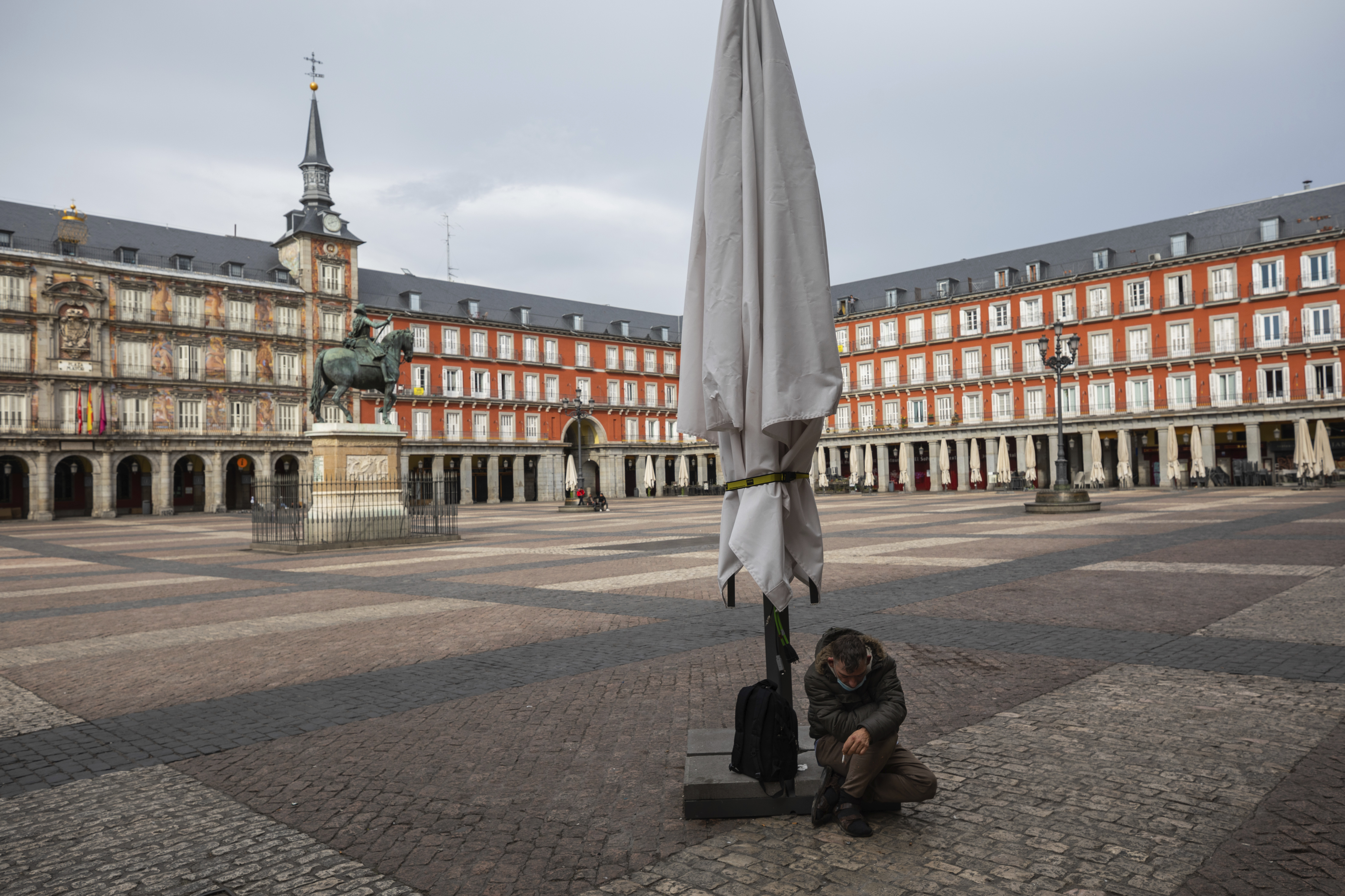 El gobierno español implementó medidas de aislamiento frente al avance del coronavirus (AP Photo/Bernat Armangue)